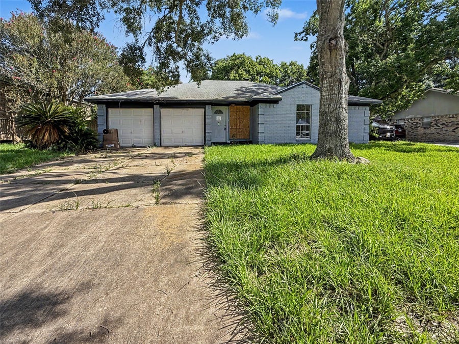 Property photo for 5003 Live Oak Drive, Dickinson, TX