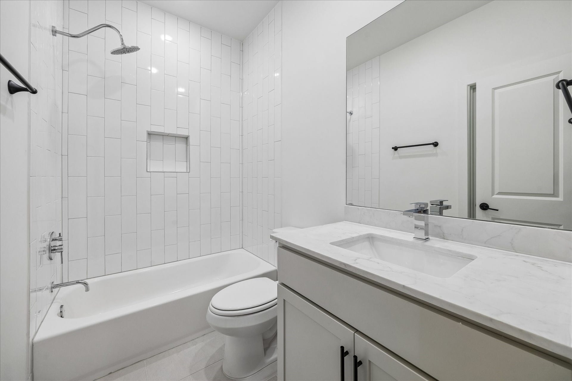 5018 Schuler Street, Houston, TX 77007 The first dedicated secondary bath