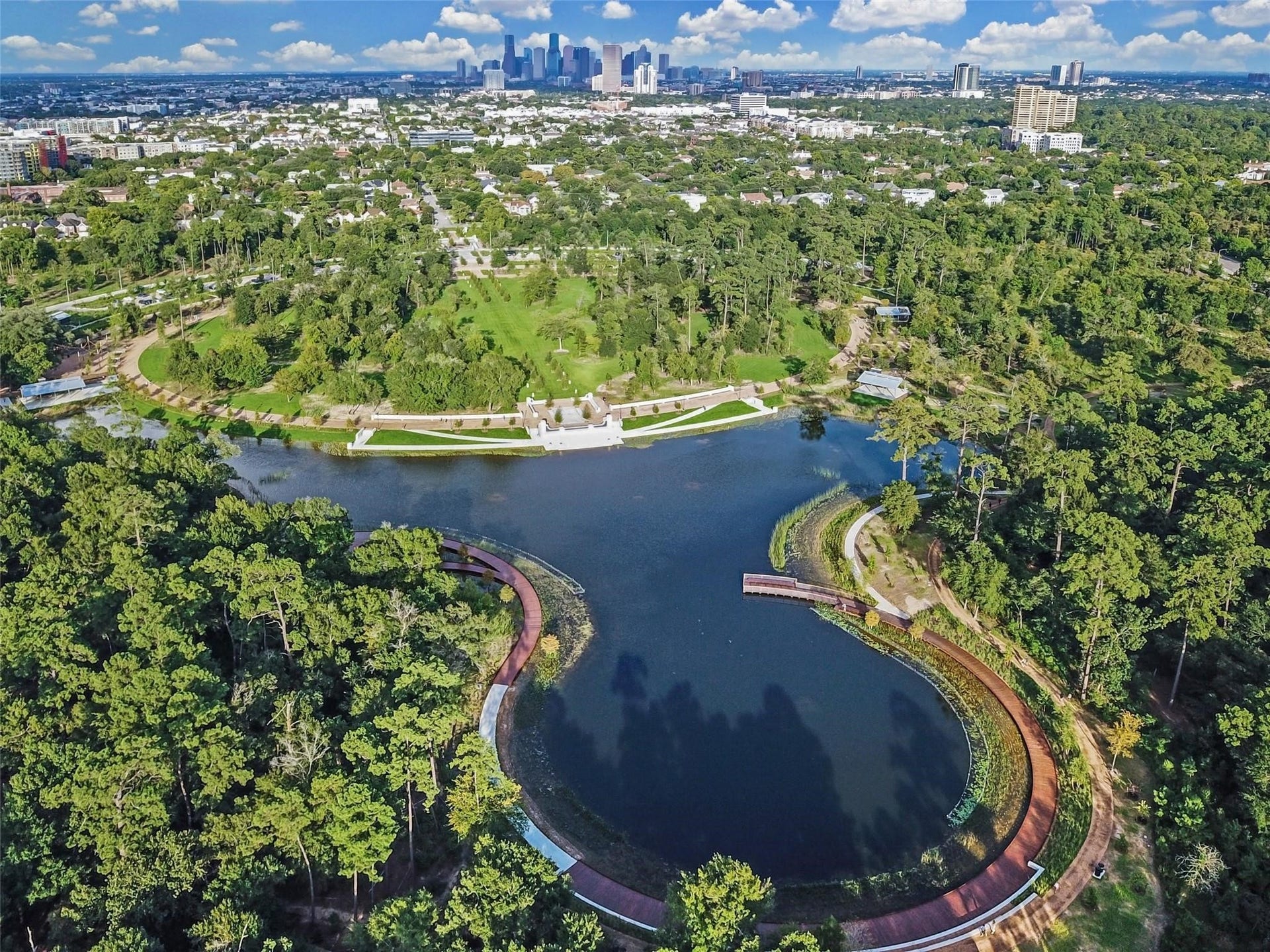 5018 Schuler Street, Houston, TX 77007 Enjoy convenient walking access to Memorial Park, offering miles of trails, green space, recreation, and the renowned Memorial Park Golf Course.