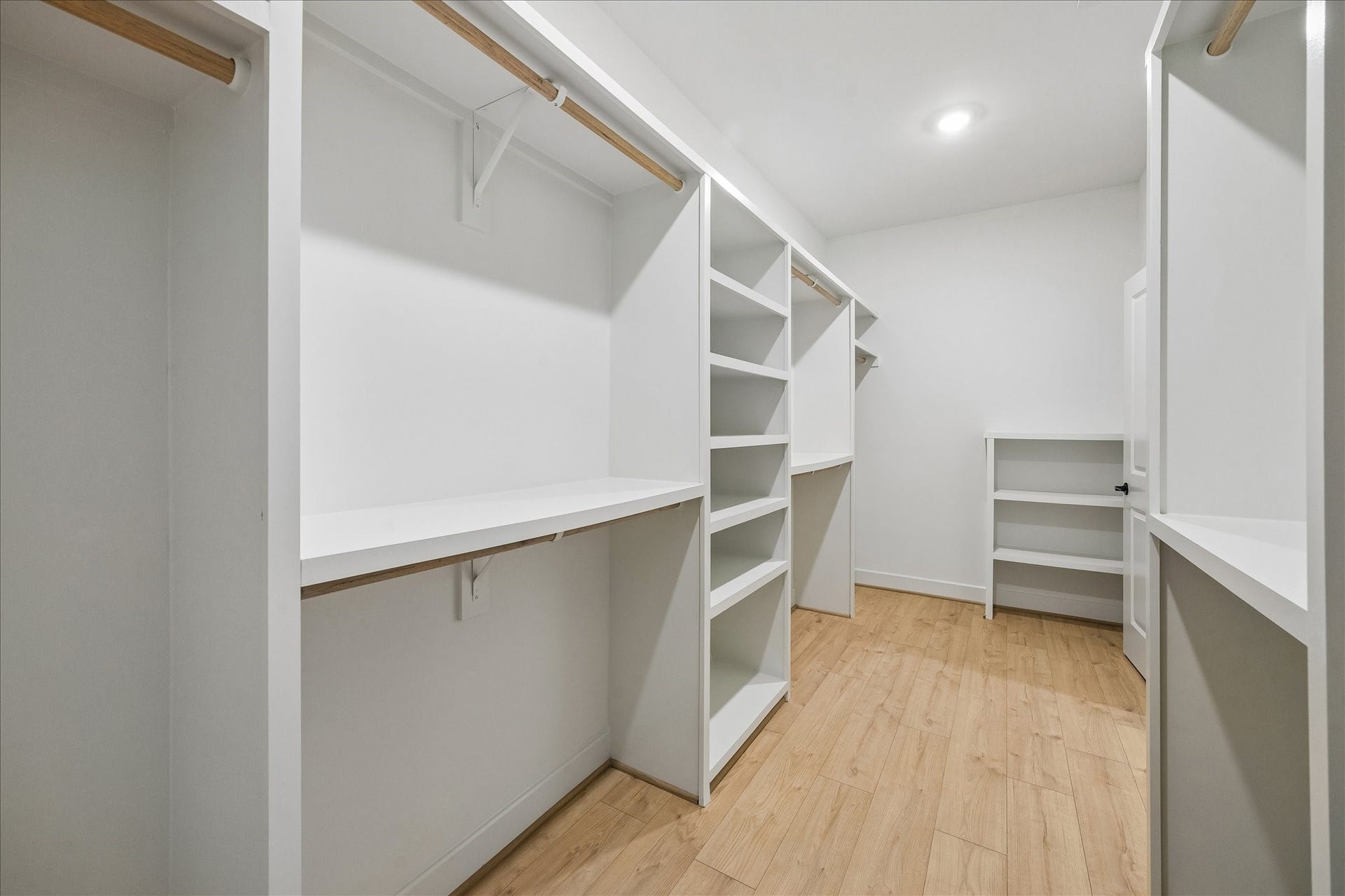 5018 Schuler Street, Houston, TX 77007 Large primary walk-in closet!