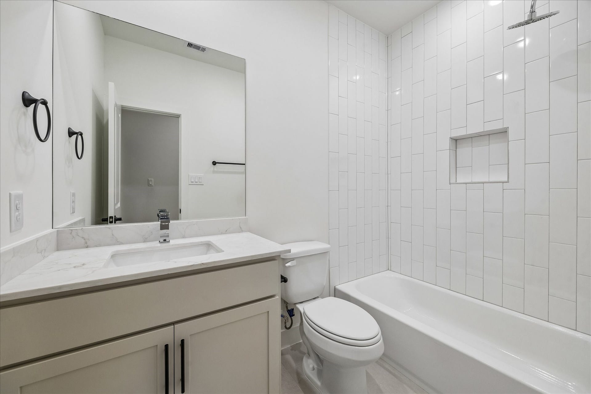 5018 Schuler Street, Houston, TX 77007 The second dedicated secondary bath
