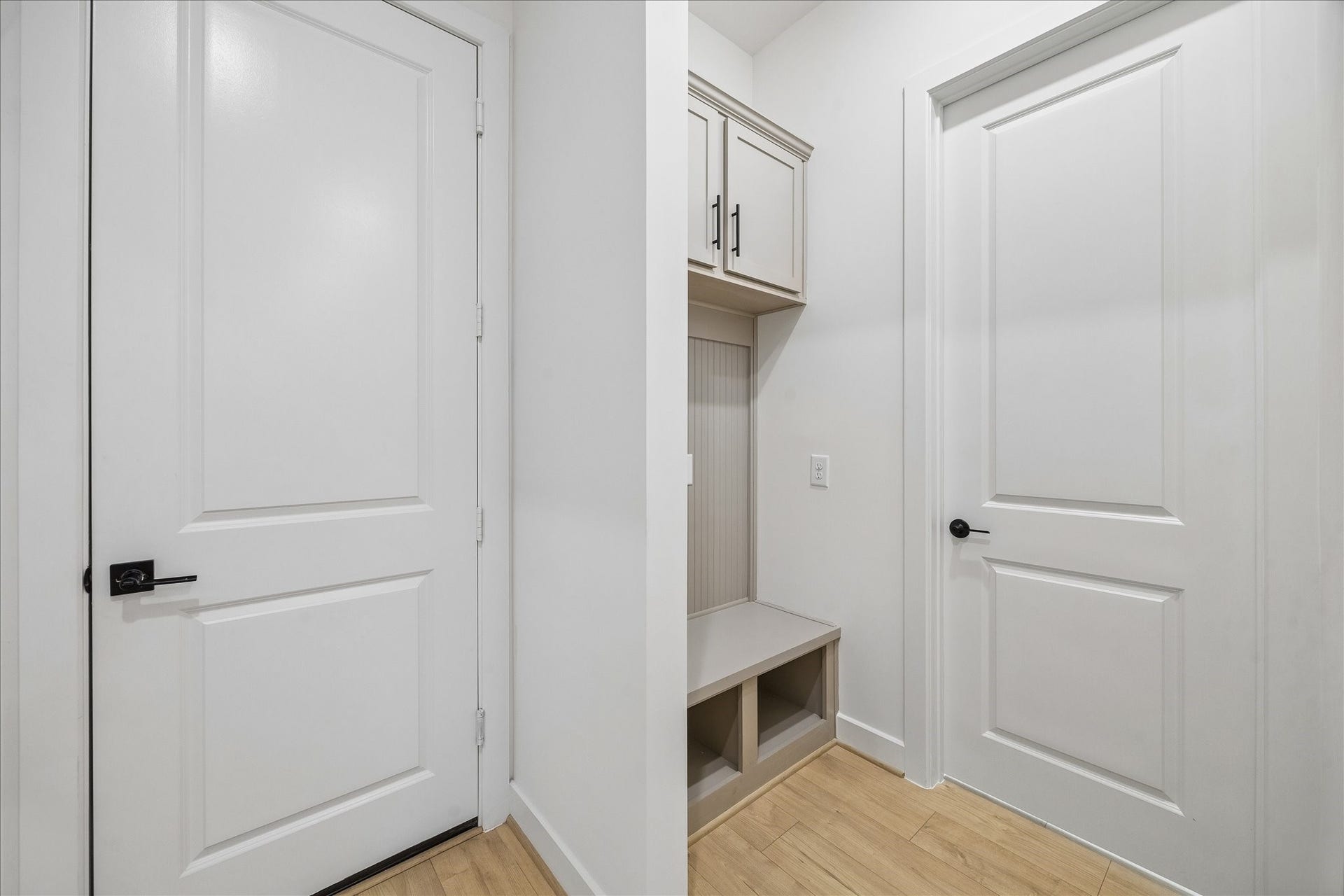 5018 Schuler Street, Houston, TX 77007 Mudroom by the entrance with built-ins.