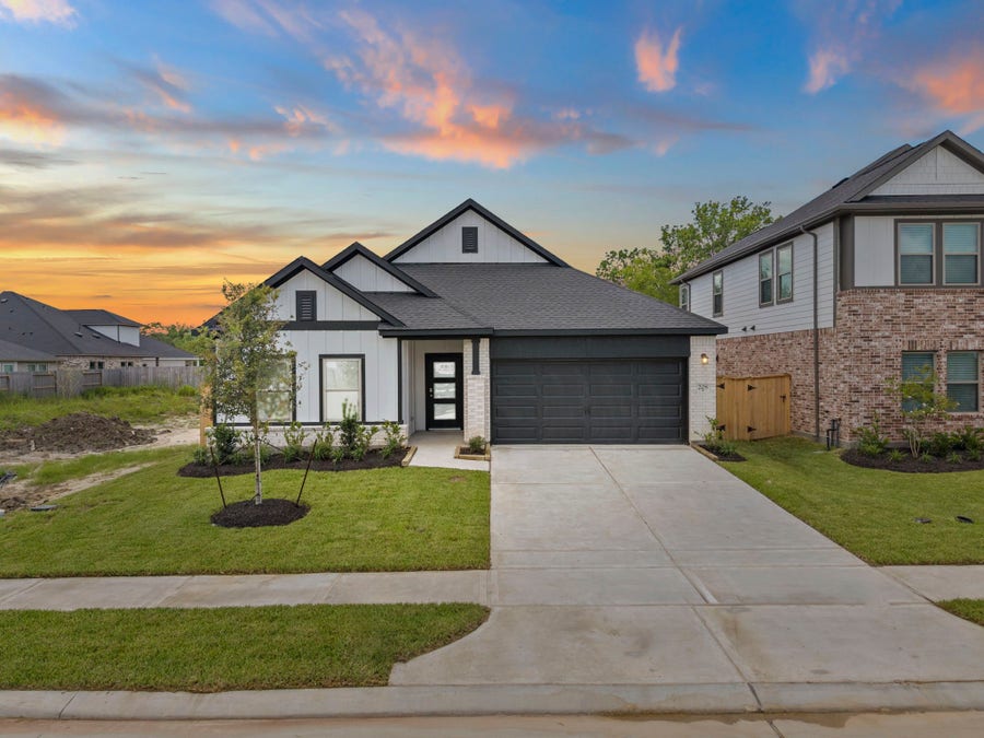 Property photo for 208 Rose Laurel Drive, Alvin, TX