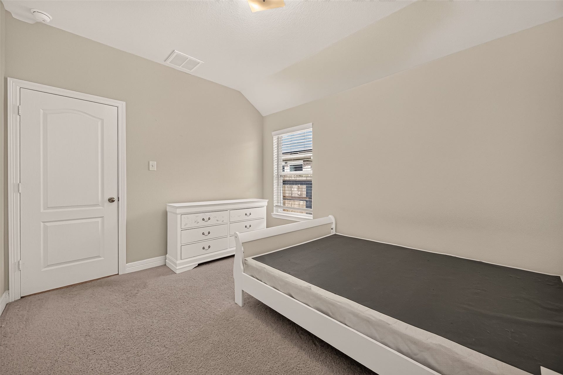 7423 Sunlit Harbor Drive, Cypress, TX 77433 The bedroom furniture is available to remain with the property if desired by the buyer.