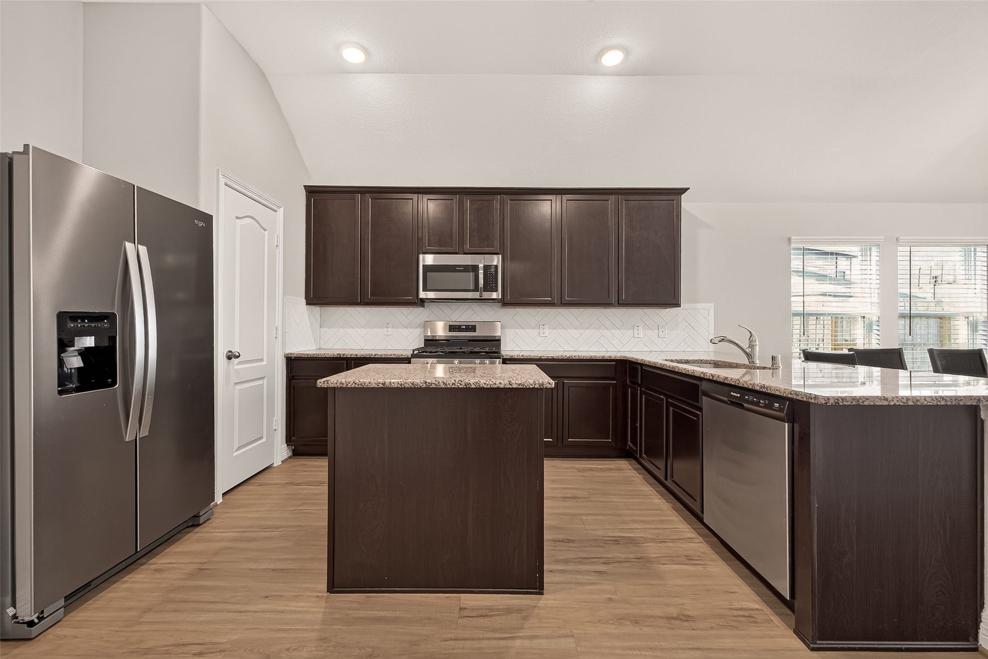 7423 Sunlit Harbor Drive, Cypress, TX 77433 Stainless steel appliances are included as a complimentary feature.