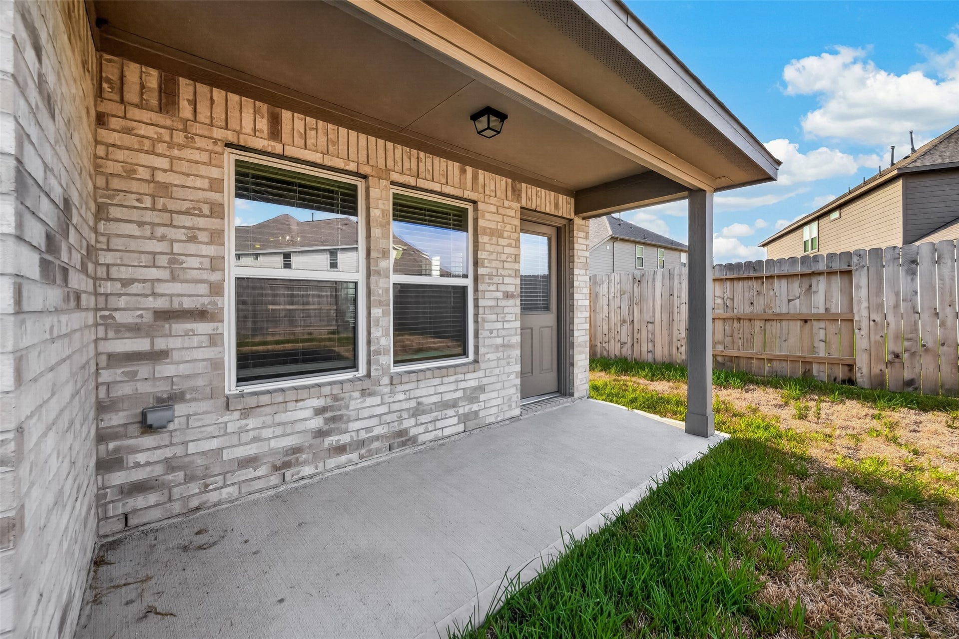 7423 Sunlit Harbor Drive, Cypress, TX 77433 Experience outdoor living on the spacious, covered back patioperfect for relaxing or entertaining.