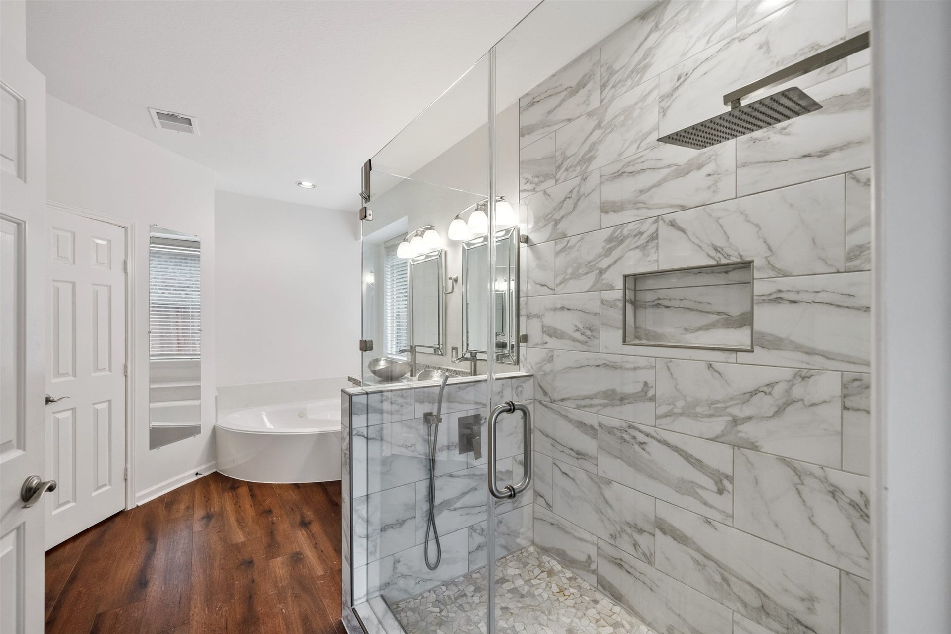 1123 Summer Brook, Sugar Land, TX 77479 Designed with both style and function in mind, this primary bath offers a refined space to begin and end your day. Clean finishes, generous counter space, and thoughtful design details come together to create a setting that feels both elevated and practical.