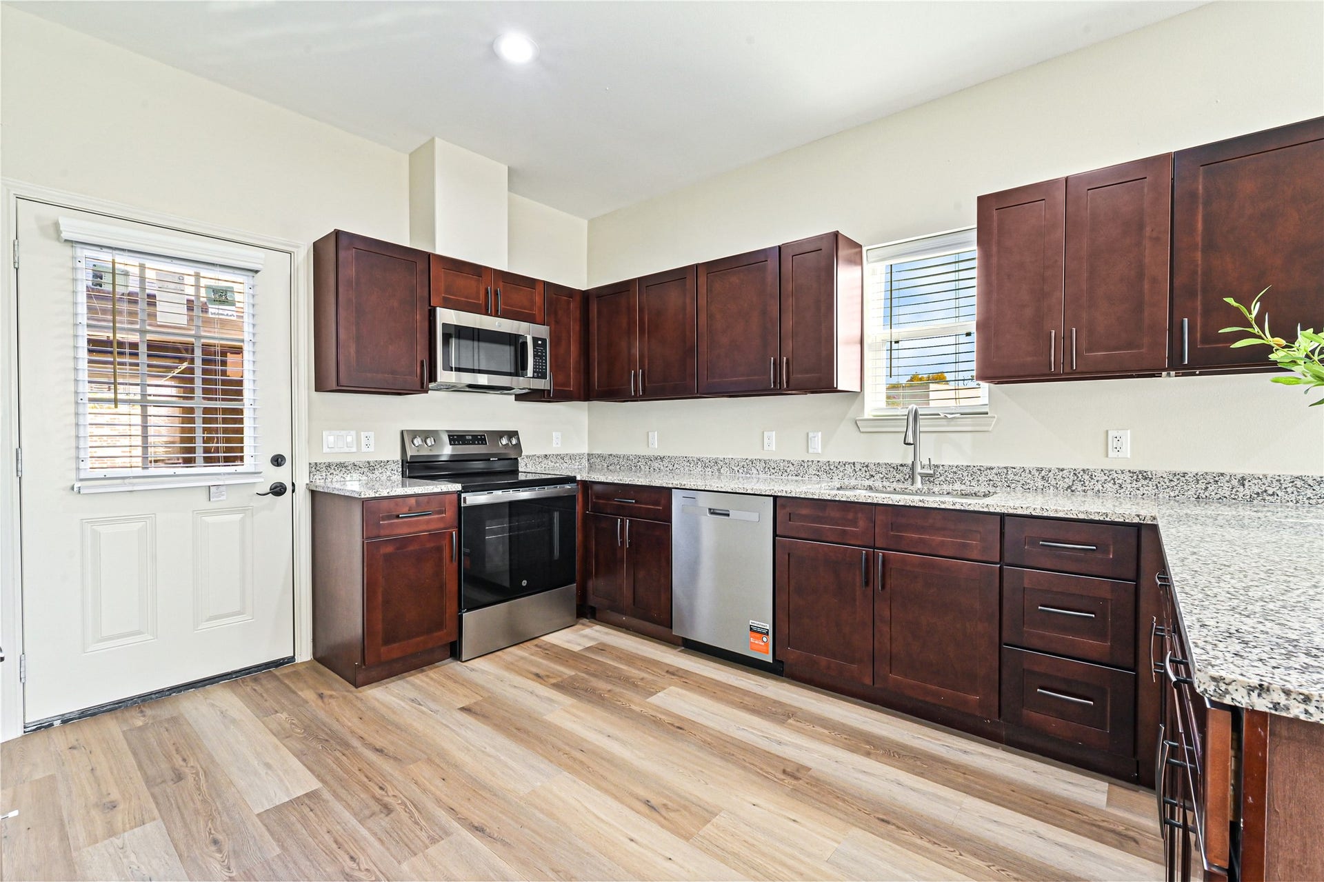 500 Legacy, #401, Alvin, TX 77511 Lots of kitchen cabinets