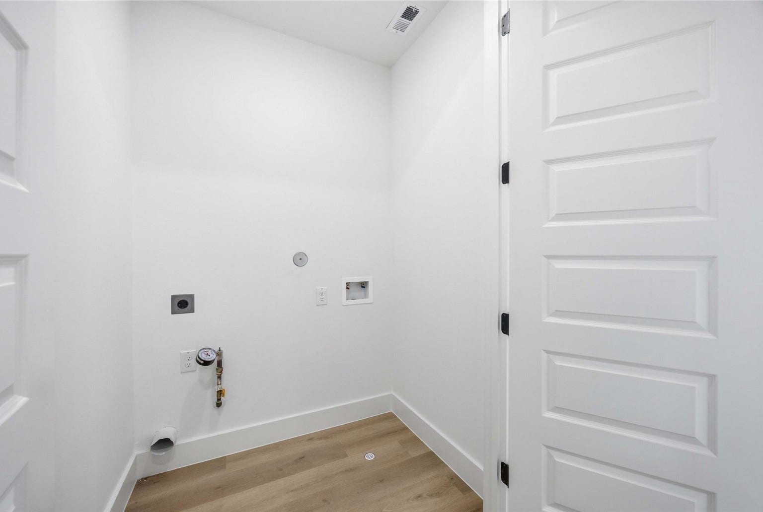 3103 Lelia Street, #B, Houston, TX 77026 Listing photos are of a neighboring unit and include professional staging. Staging, furniture, and dcor are not included with the property. Photos are intended to showcase the floor plan and design; actual finishes may vary.