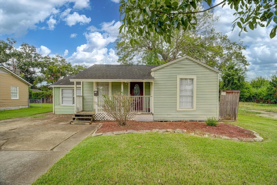 Property photo for 126 Huisache Street, Lake Jackson, TX