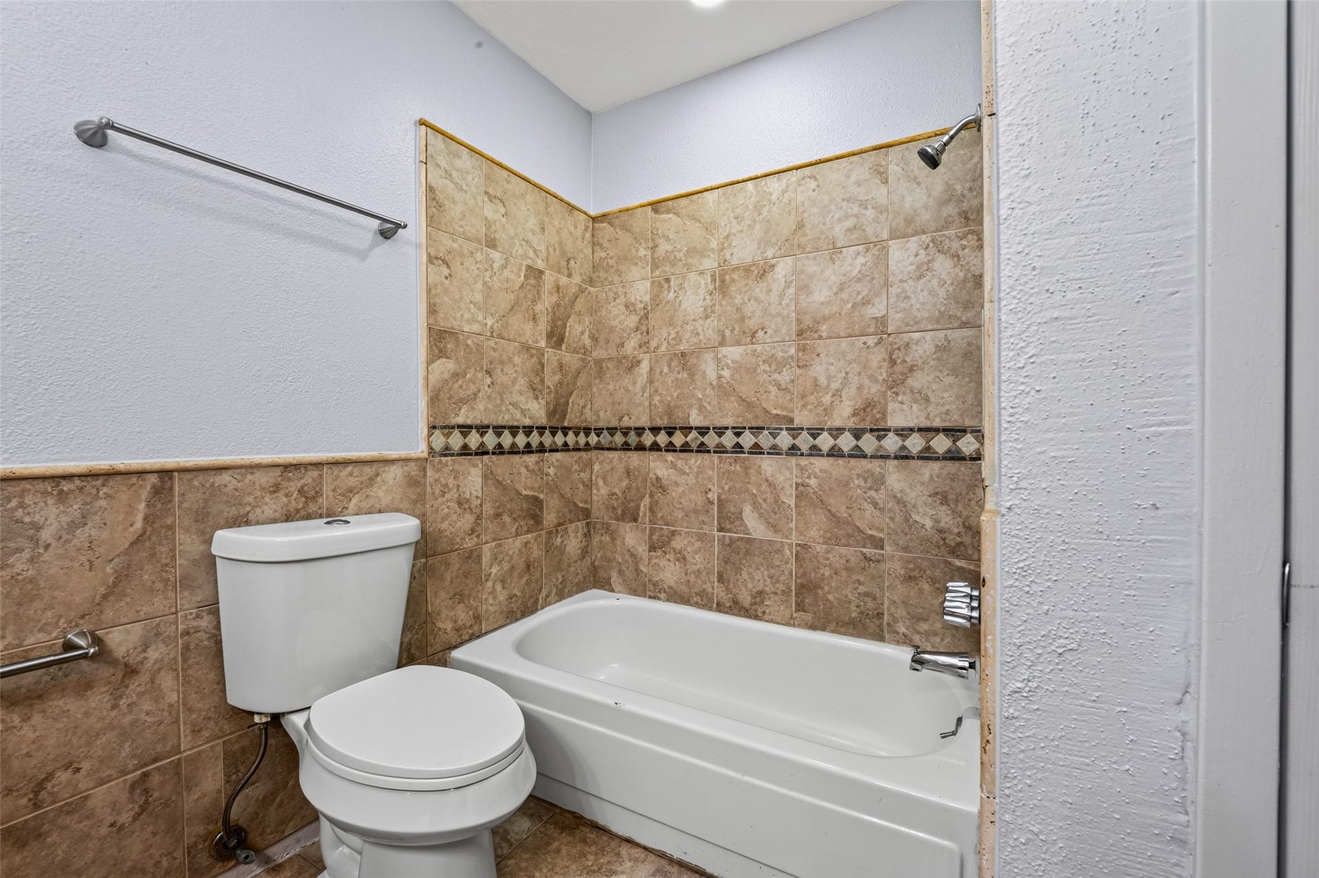7365 Antoine Drive, Houston, TX 77088 Primary Bathroom
