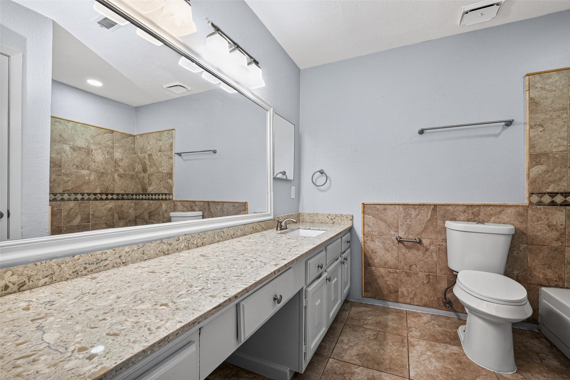 7365 Antoine Drive, Houston, TX 77088 Primary Bathroom