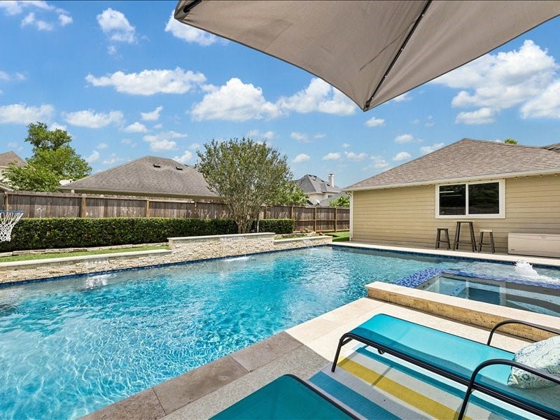 9007 Avebury Stone Circle, Missouri City, TX 77459 Resort-style living in your own backyard. The sparkling pool and spa feature elegant stone coping, decorative water features, and a poolside lounge area perfectly suited for warm Texas evenings and weekend entertaining.