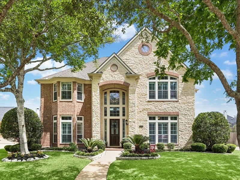 9007 Avebury Stone Circle, Missouri City, TX 77459 Welcome home to nearly 4,200 sq ft of versatile living on a quiet cul-de-sac in Sienna Village of Waters Lake!