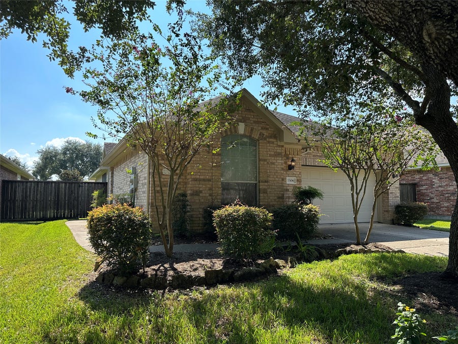 Property photo for 1306 Modena Drive, Pearland, TX