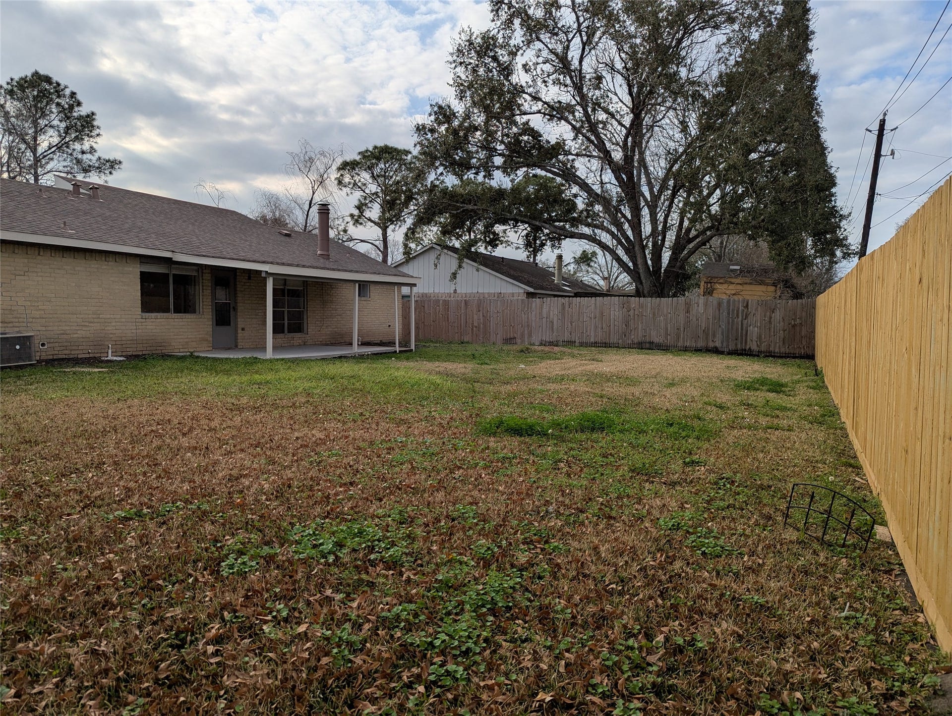 1601 Live Oak Hollow Street, Pearland, TX 77581 spacious backyard