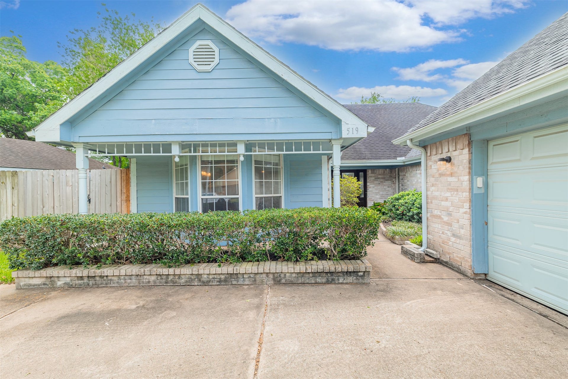 519 E Hillary Circle, Sugar Land, TX 77498 Covered front porch