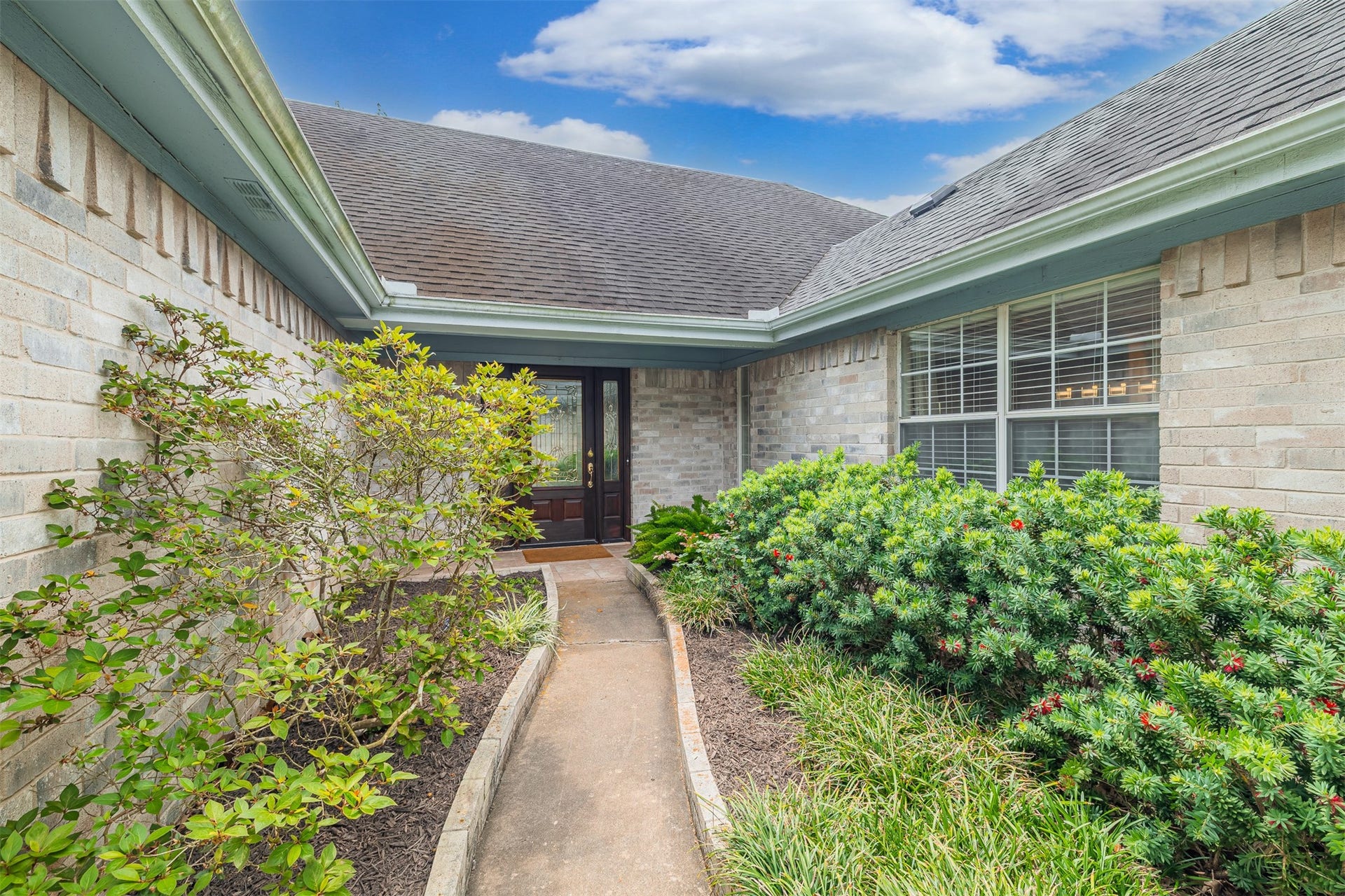 519 E Hillary Circle, Sugar Land, TX 77498 Landscaped walkway to the front door.