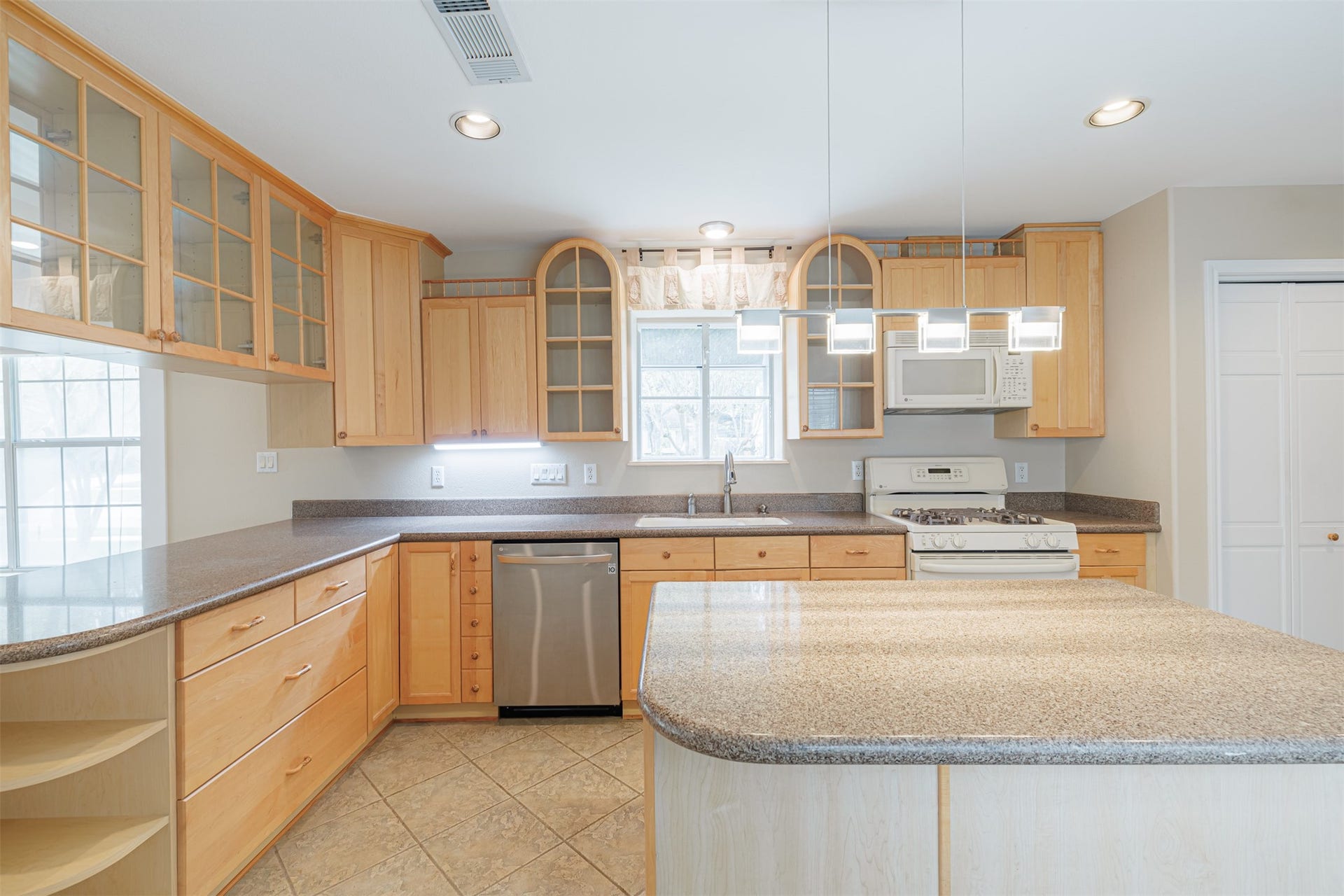 519 E Hillary Circle, Sugar Land, TX 77498 Another view of the kitchen.