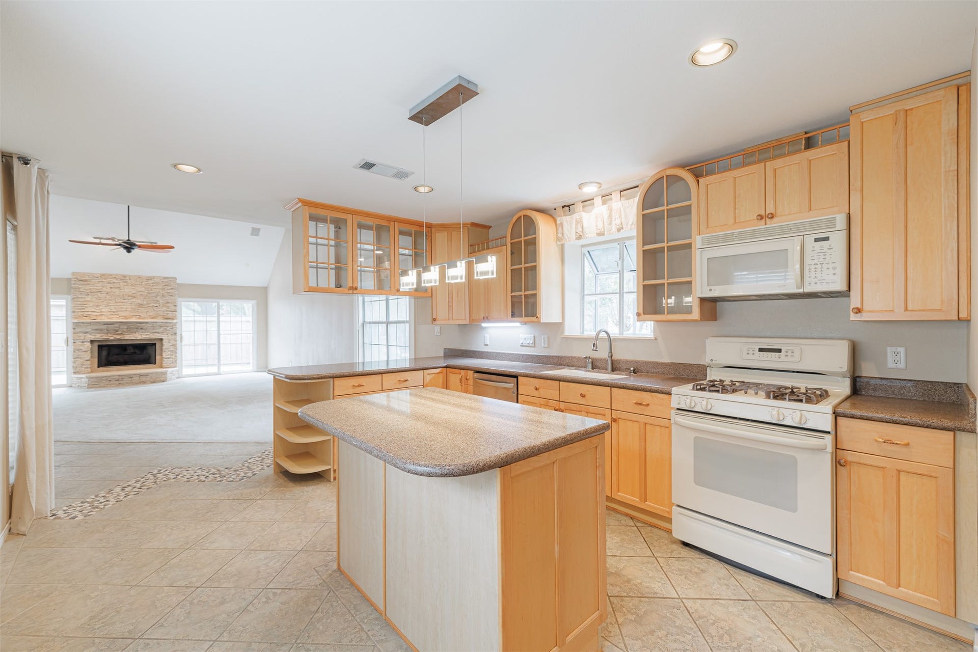 519 E Hillary Circle, Sugar Land, TX 77498 Kitchen is bright and open to the family room.
