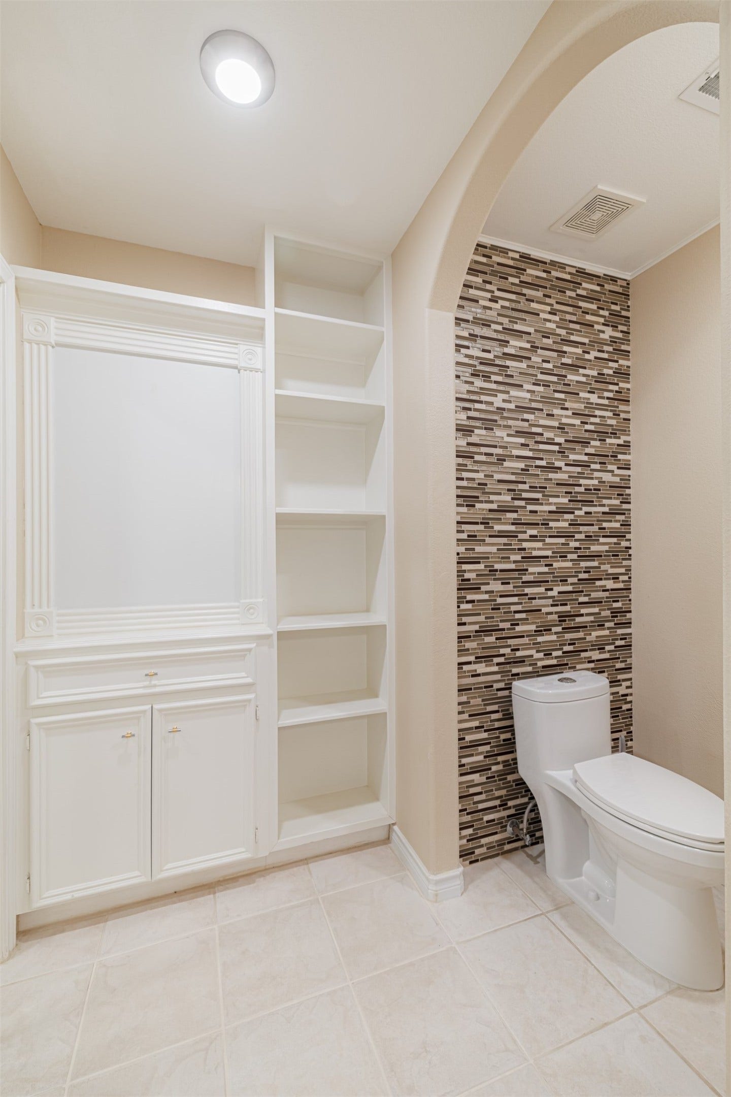 519 E Hillary Circle, Sugar Land, TX 77498 Another view of the primary bath.