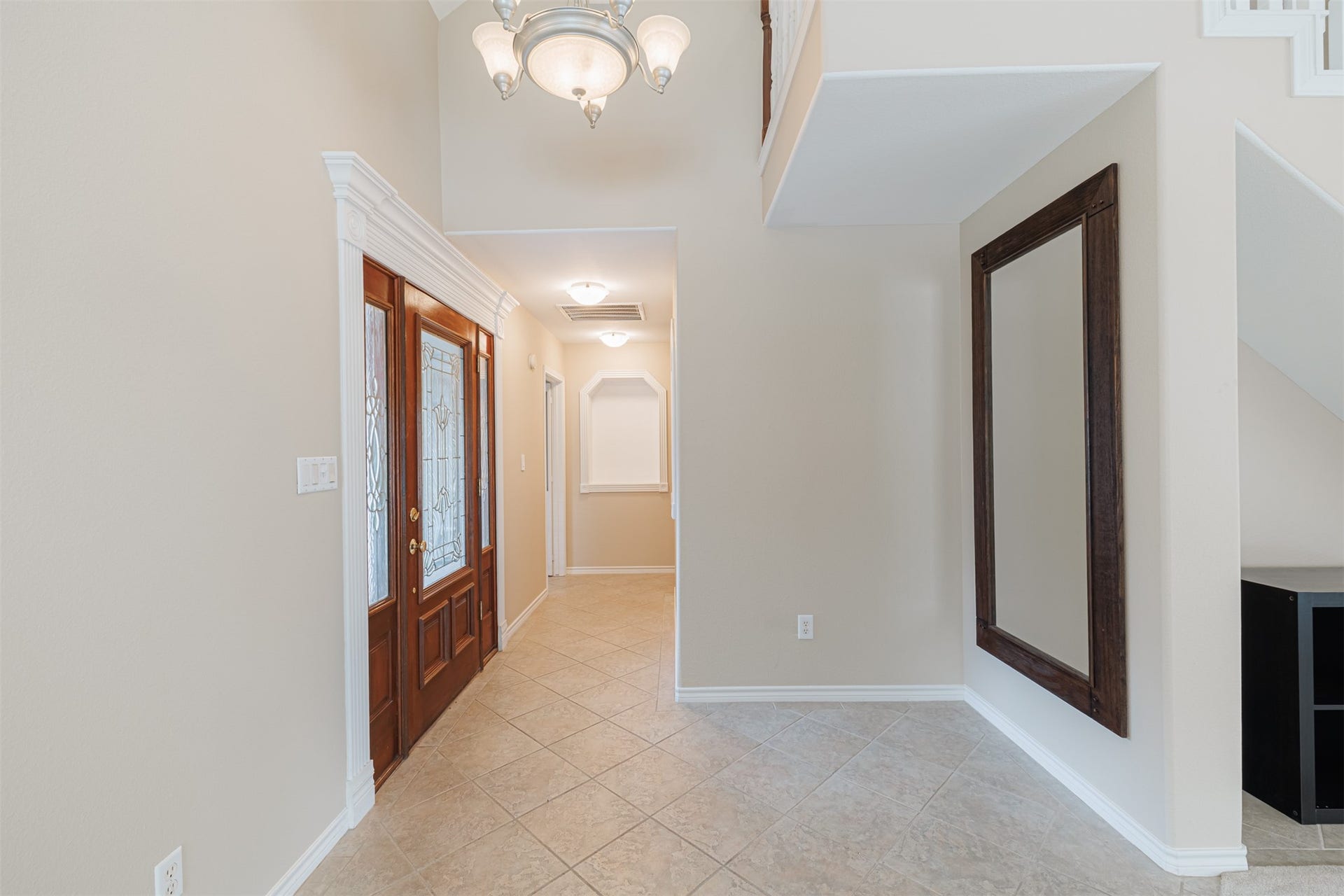 519 E Hillary Circle, Sugar Land, TX 77498 A tiled entry with soaring ceilings welcomes you into the expansive family room.