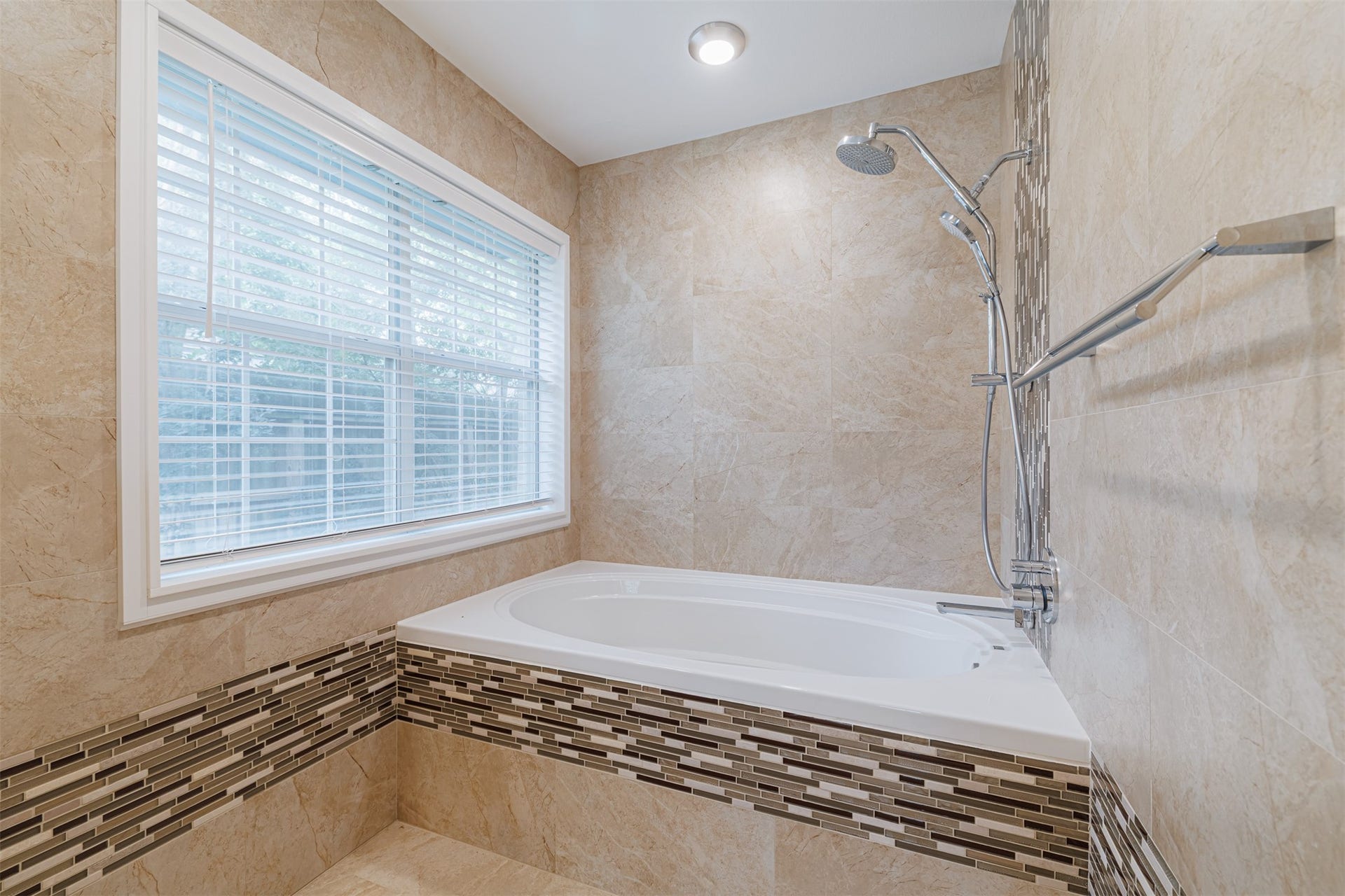 519 E Hillary Circle, Sugar Land, TX 77498 Soaking tub with shower.