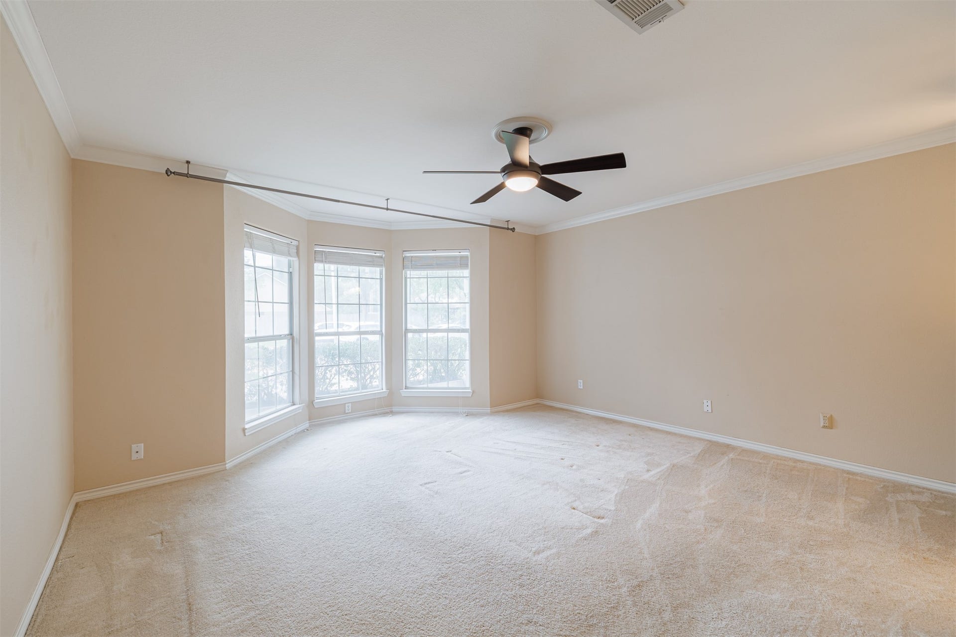 519 E Hillary Circle, Sugar Land, TX 77498 The primary suite offers a spa-like ensuite bath