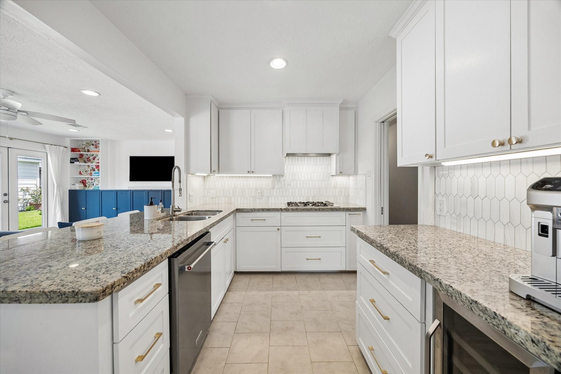 1232 Chantilly Lane, Houston, TX 77018 Functional kitchen layout offers generous granite counter space, abundant cabinetry, a double basin sink, gas cooktop, and an open connection to the adjoining living area.