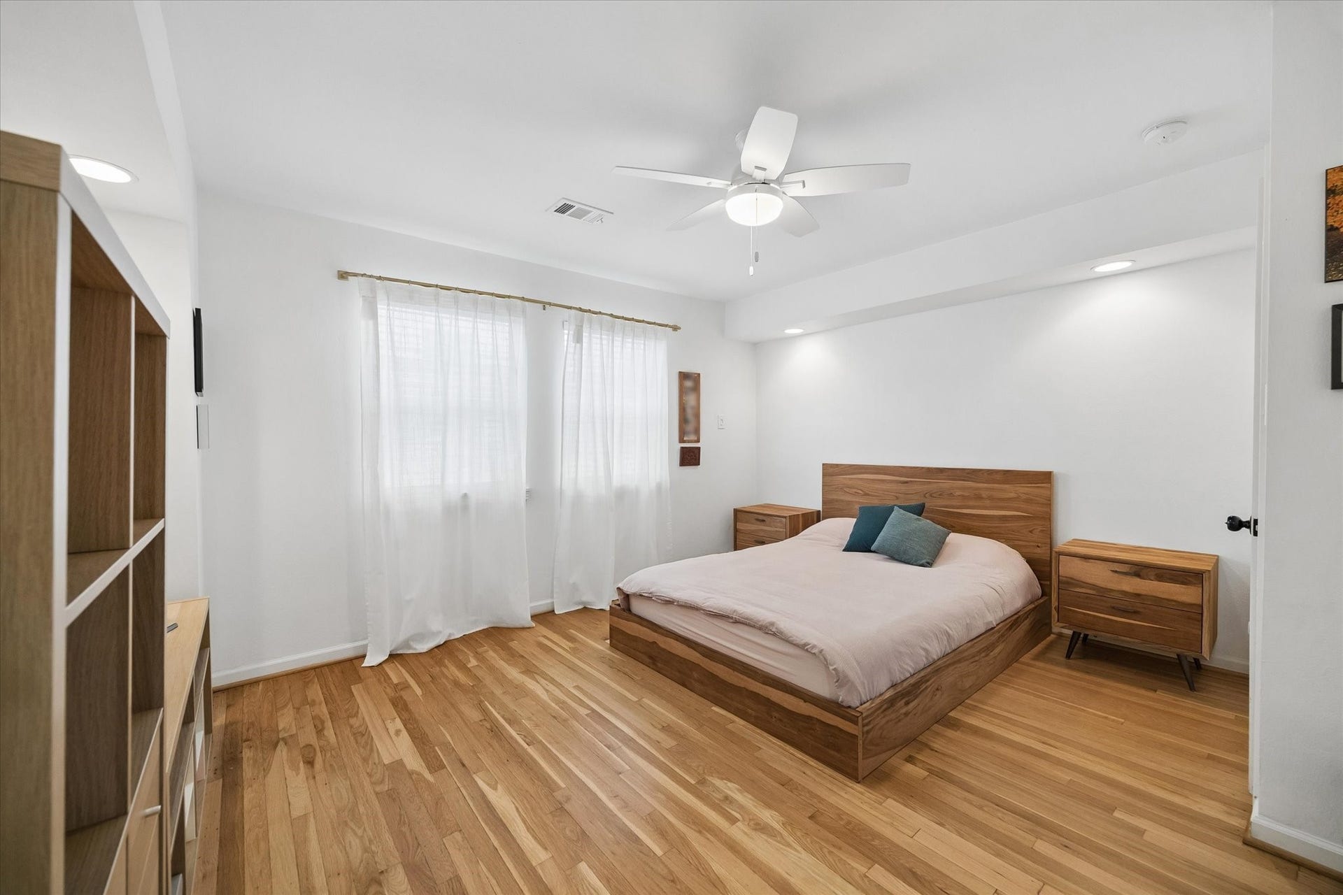 1232 Chantilly Lane, Houston, TX 77018 Generously sized primary bedroom offers warm hardwood flooring, abundant natural light, and ample space for a king size bed and additional furnishings.