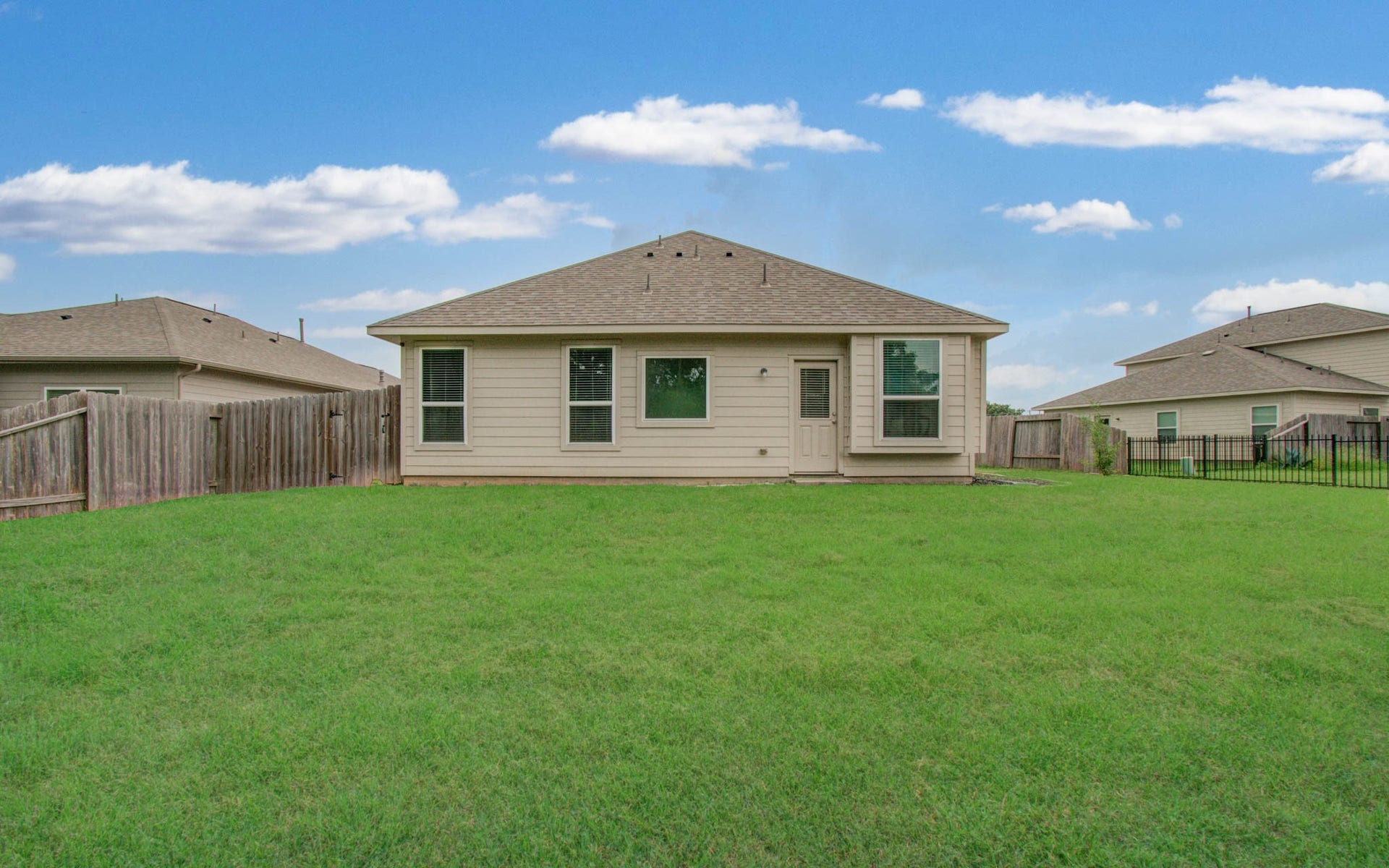 3403 Brazos Falls Dr, Richmond, TX 77469 Huge backyard with plenty of open green space.