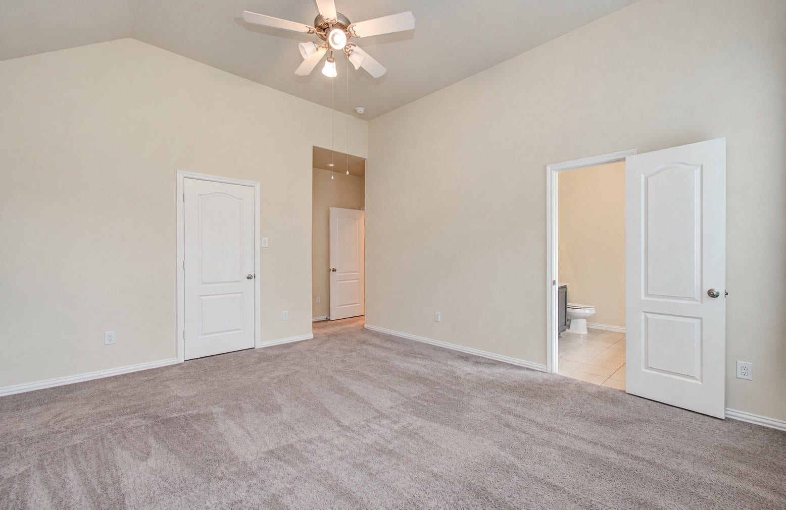 3403 Brazos Falls Dr, Richmond, TX 77469 Spacious primary bedroom with easy access to the en-suite bath.