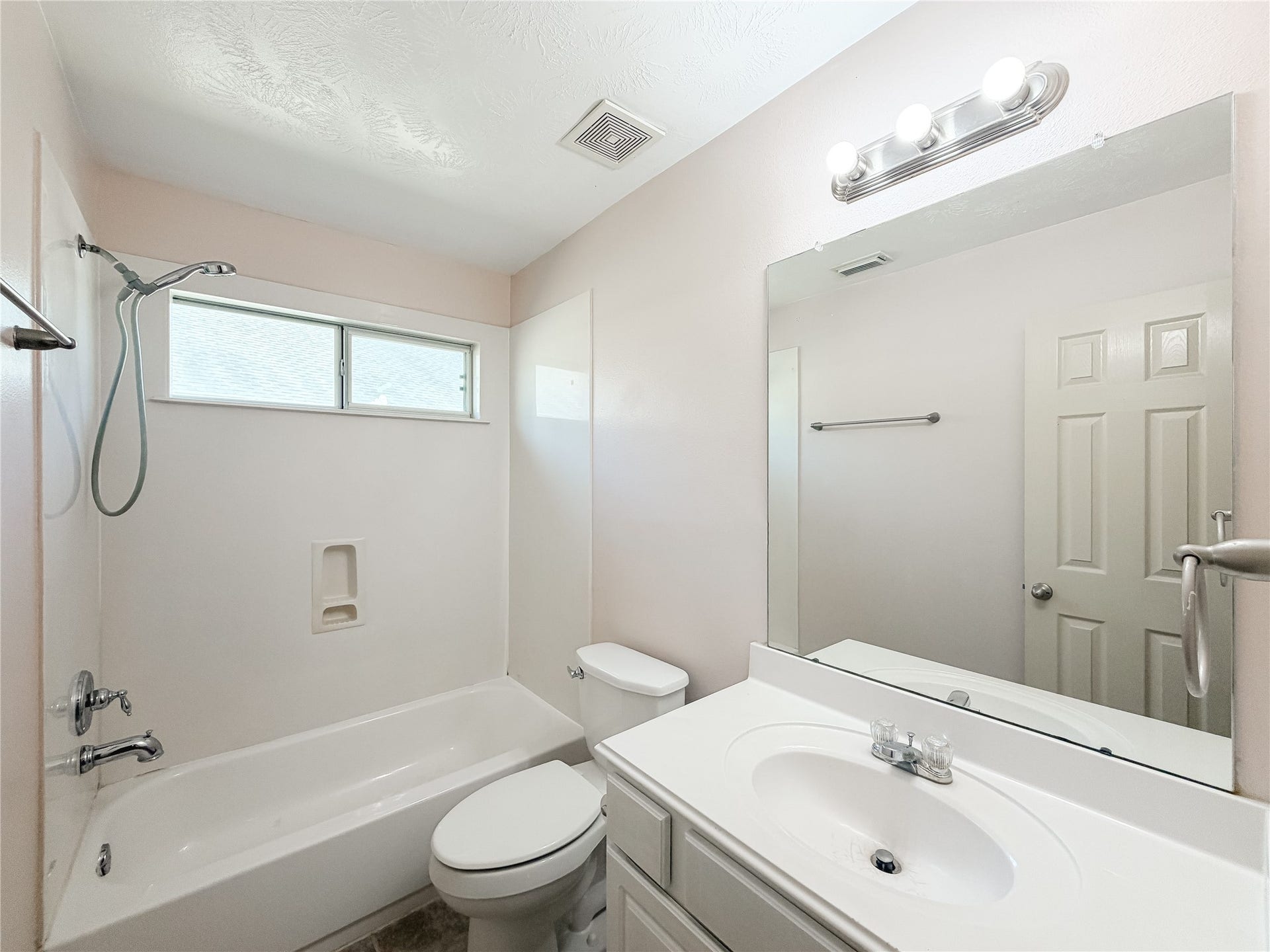 8110 Saragosa Blue Lane, Richmond, TX 77407 Bathroom #2