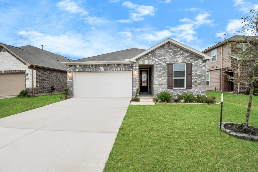 Property photo for 2030 Domeniko Drive, Fresno, TX
