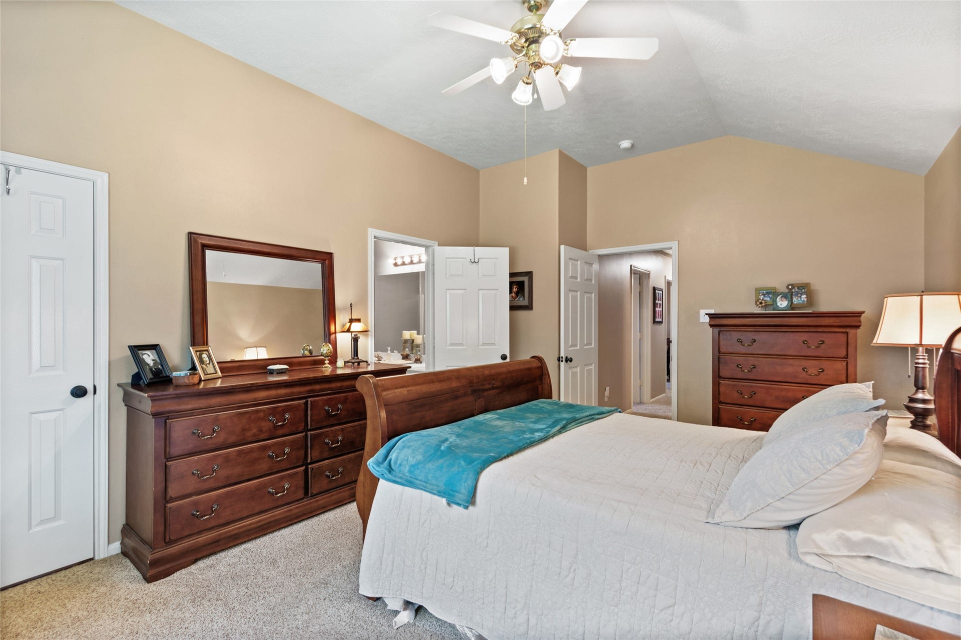 3001 Meadow Bay Drive, Dickinson, TX 77539 Generous primary bedroom featuring an en-suite bathroom, ample natural light, and a warm and inviting atmosphere.