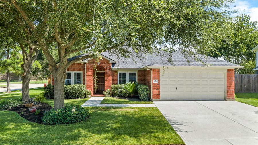 Property photo for 3001 Meadow Bay Drive, Dickinson, TX