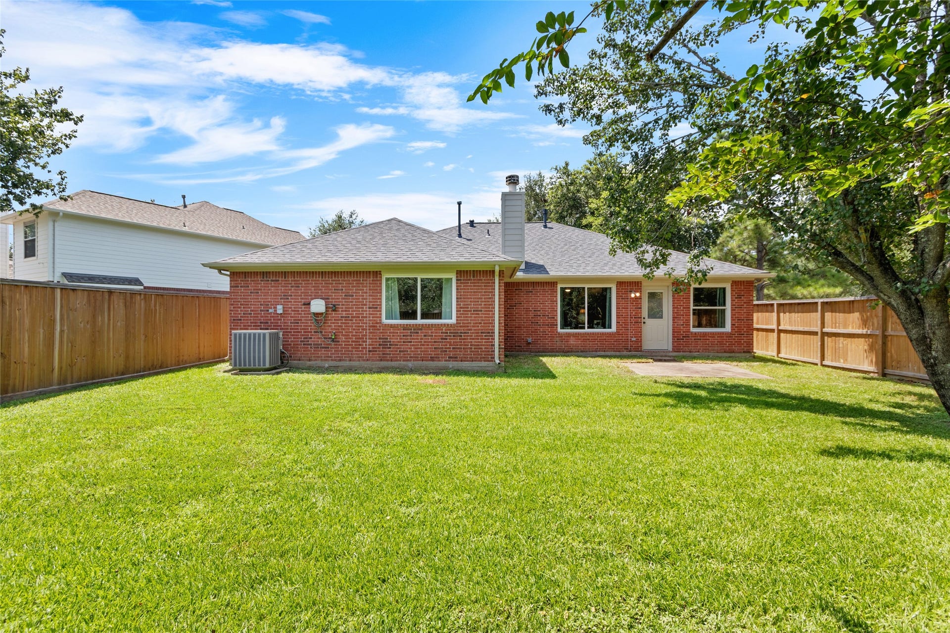 3001 Meadow Bay Drive, Dickinson, TX 77539 Charming brick home with a spacious fenced backyard.