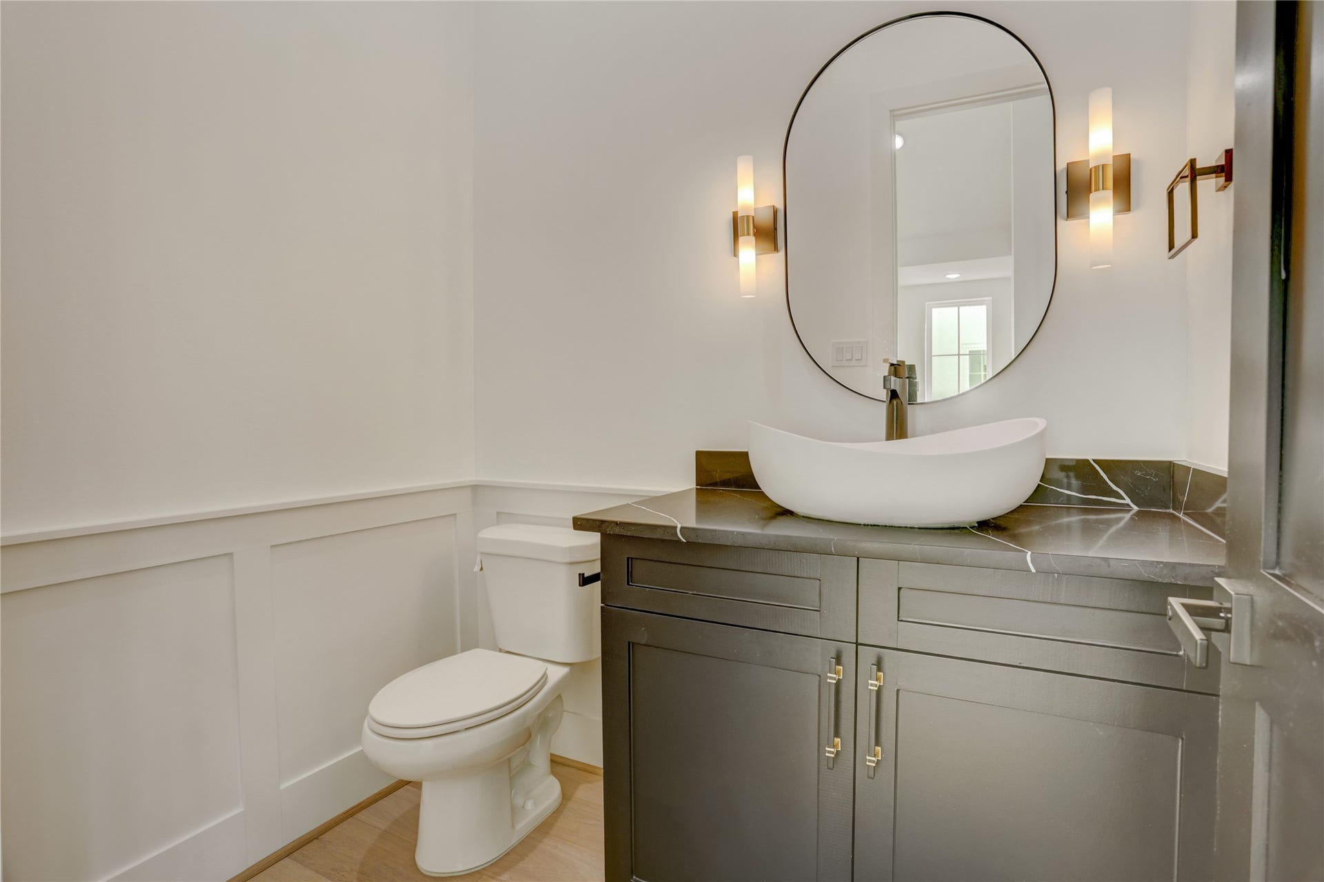 1907 Lauderdale Street, Houston, TX 77030 The powder bathroom is located between the kitchen and living area.