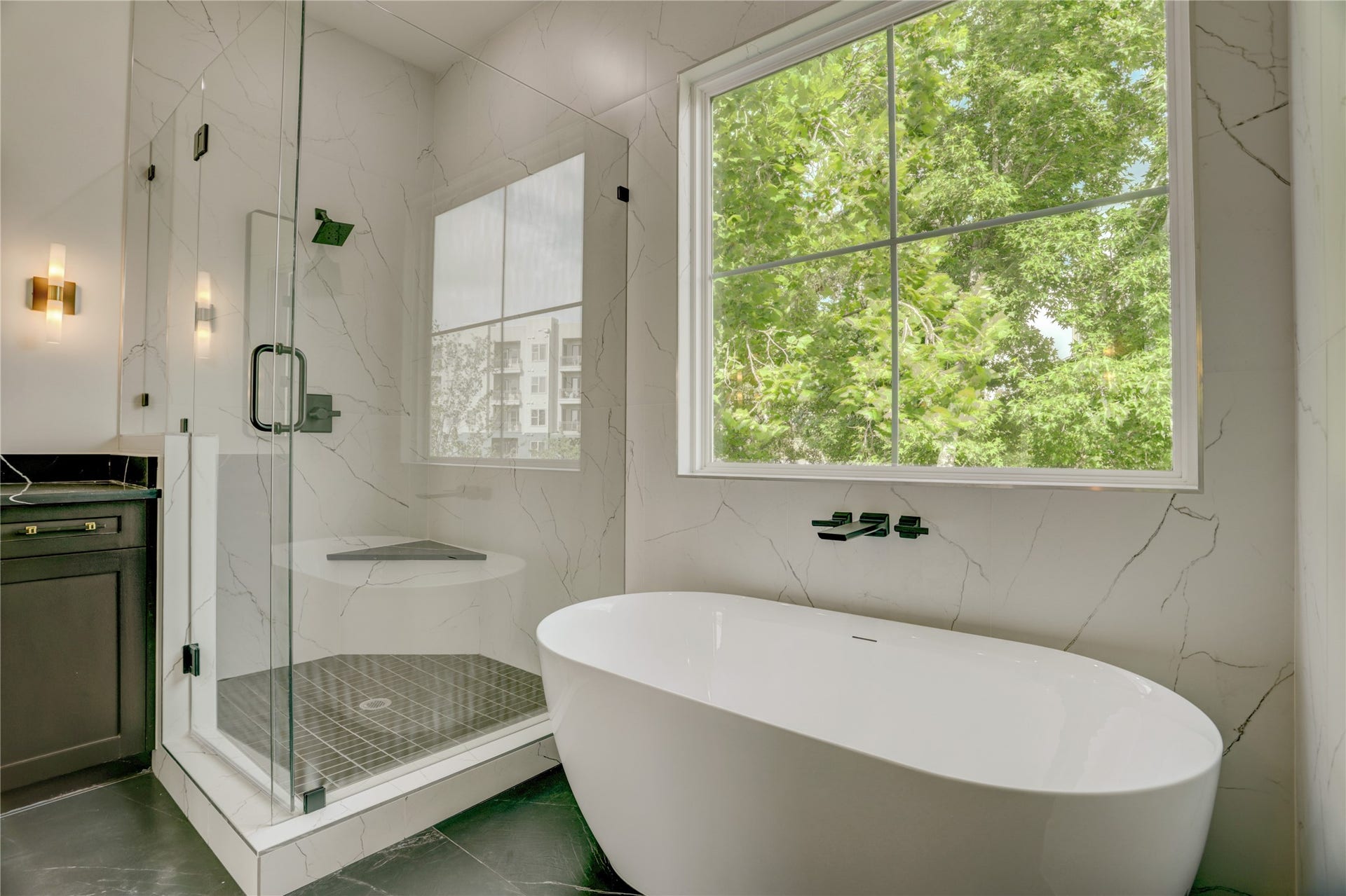 1907 Lauderdale Street, Houston, TX 77030 A close up of the primary bathroom wet areas.