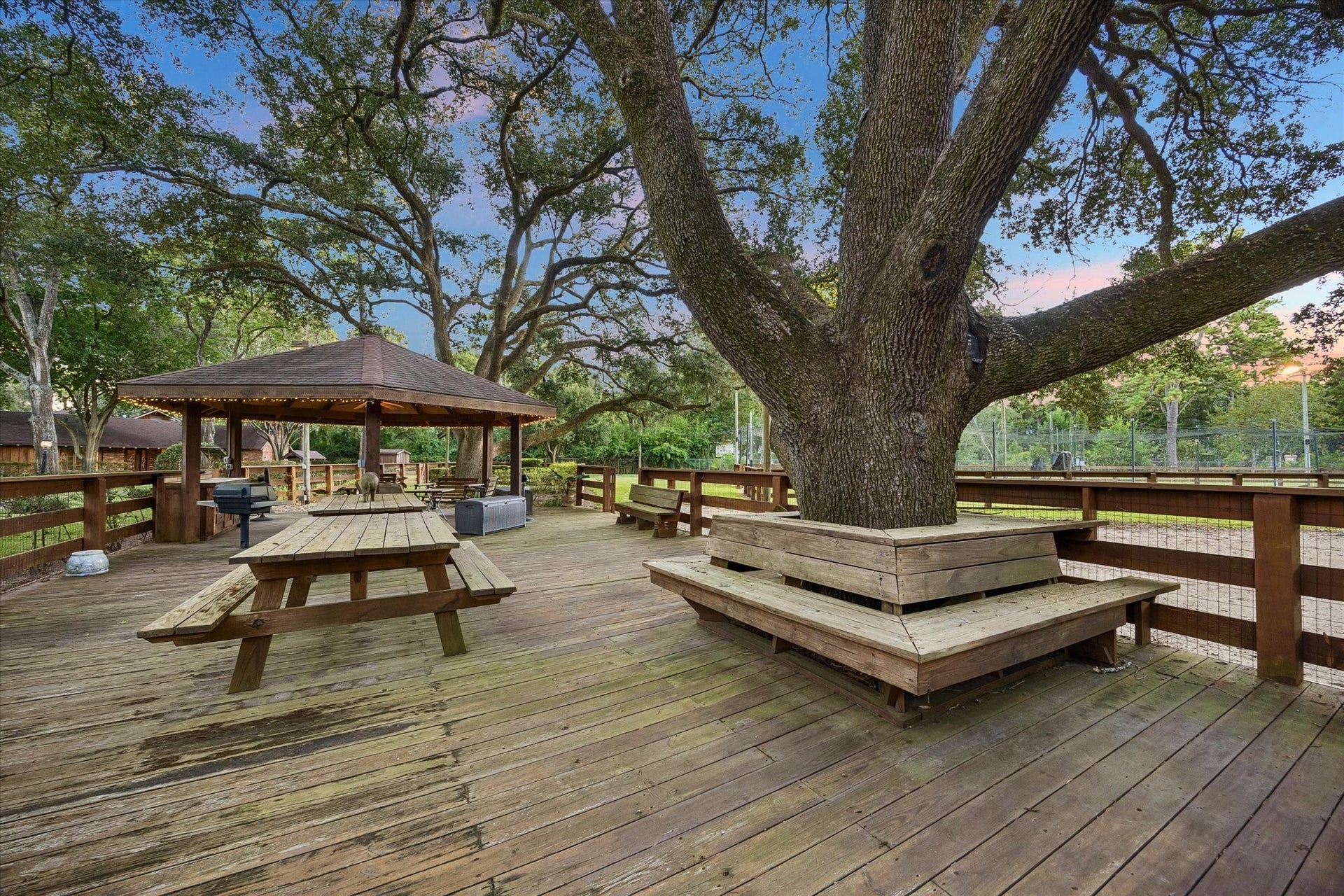 24 W Rivercrest Drive, Houston, TX 77042 24 W Rivercrest Drive, Houston, TX 77042