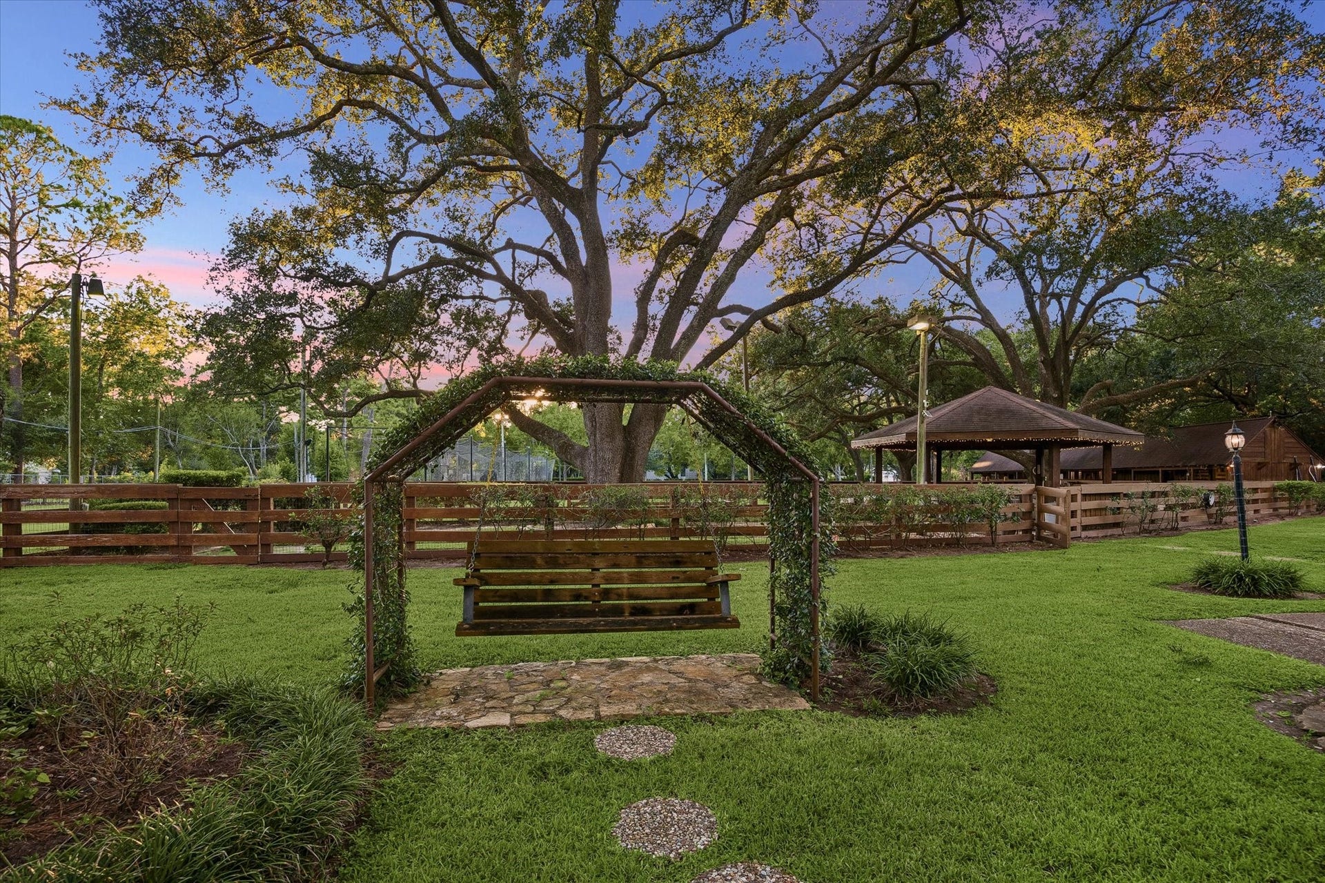 24 W Rivercrest Drive, Houston, TX 77042 24 W Rivercrest Drive, Houston, TX 77042