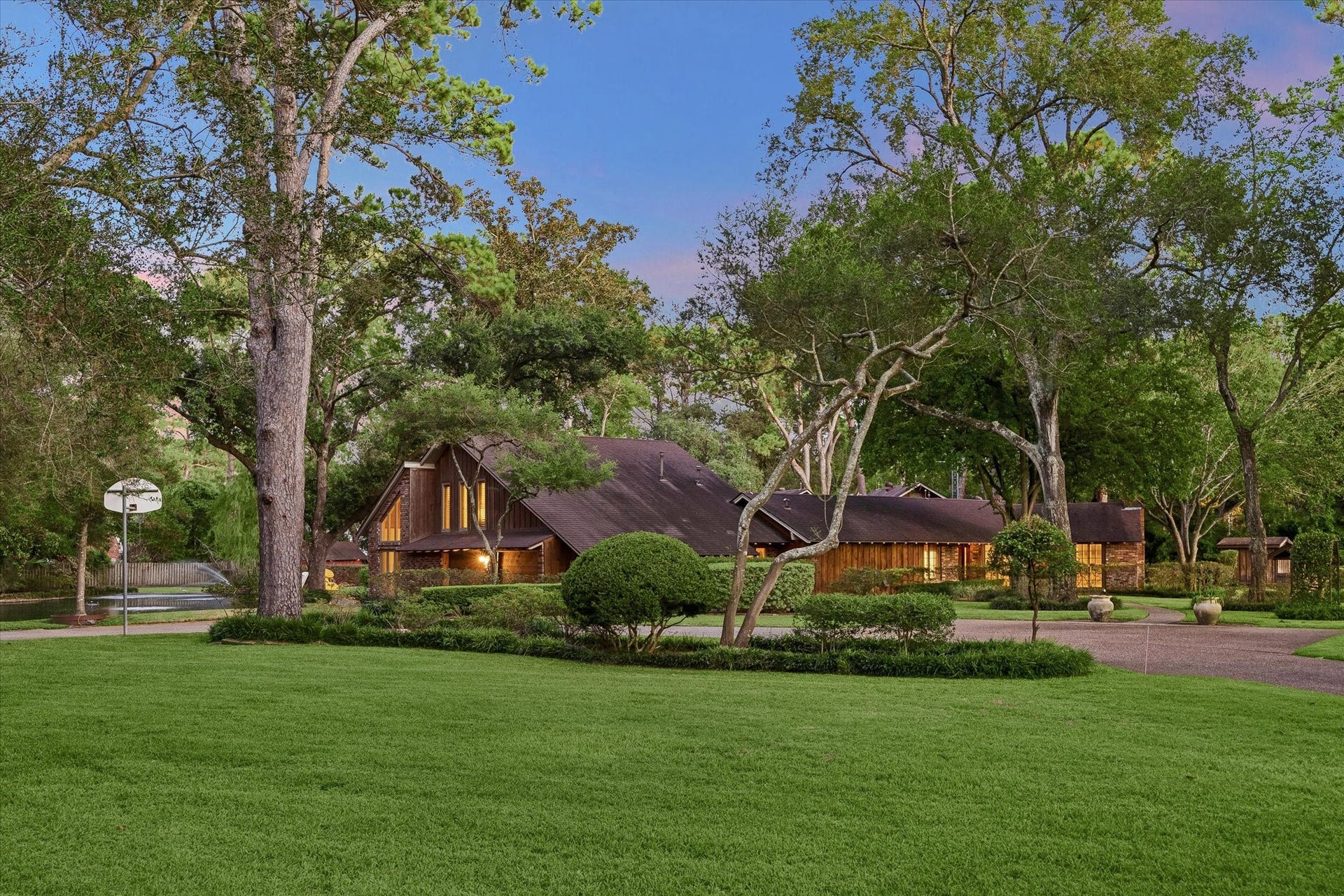 24 W Rivercrest Drive, Houston, TX 77042 24 W Rivercrest Drive, Houston, TX 77042
