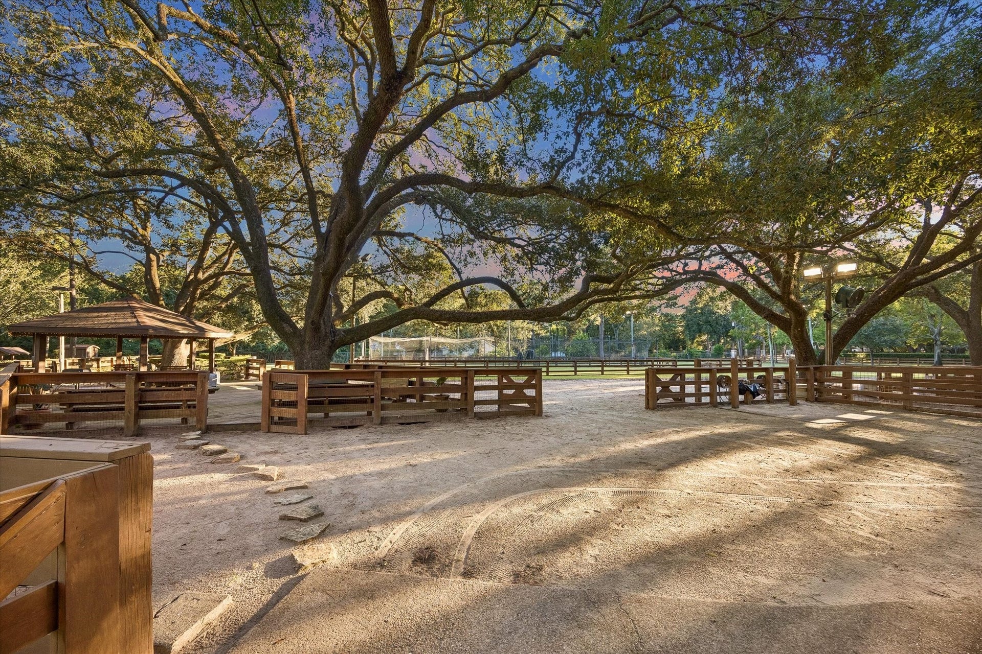 24 W Rivercrest Drive, Houston, TX 77042 24 W Rivercrest Drive, Houston, TX 77042