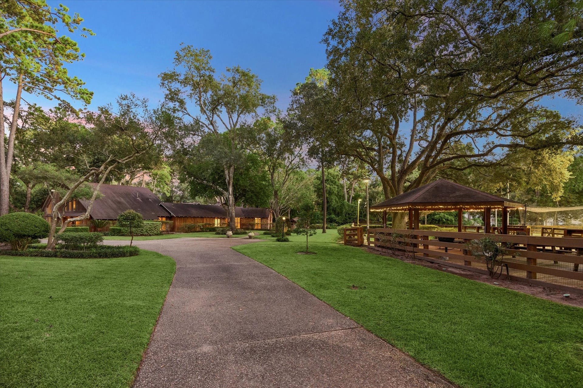 24 W Rivercrest Drive, Houston, TX 77042 24 W Rivercrest Drive, Houston, TX 77042