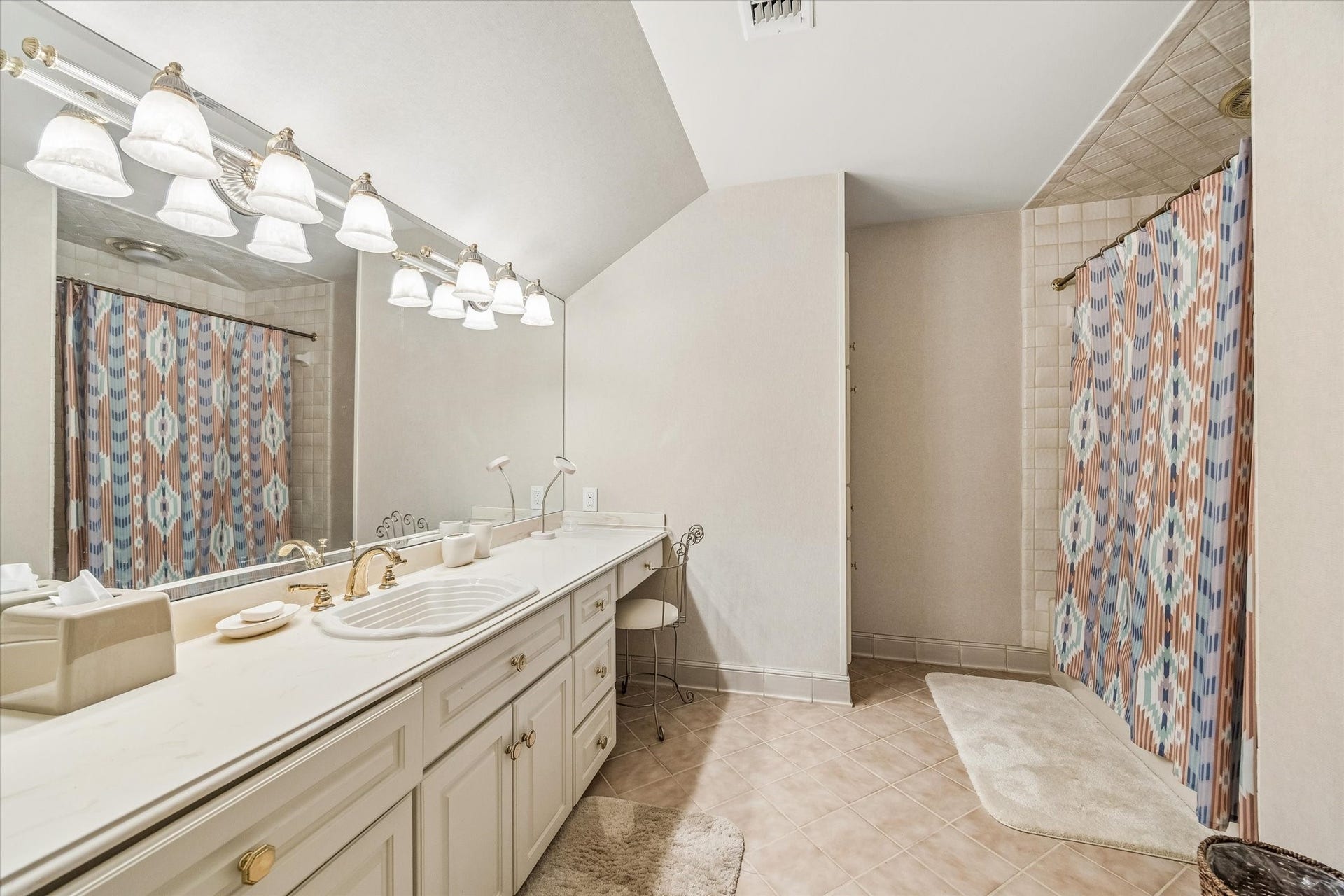 24 W Rivercrest Drive, Houston, TX 77042 24 W Rivercrest Drive, Houston, TX 77042