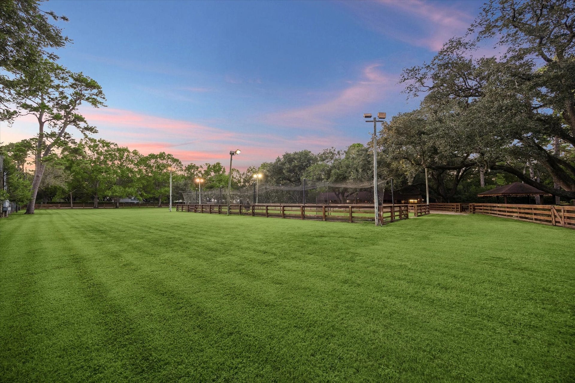 24 W Rivercrest Drive, Houston, TX 77042 24 W Rivercrest Drive, Houston, TX 77042