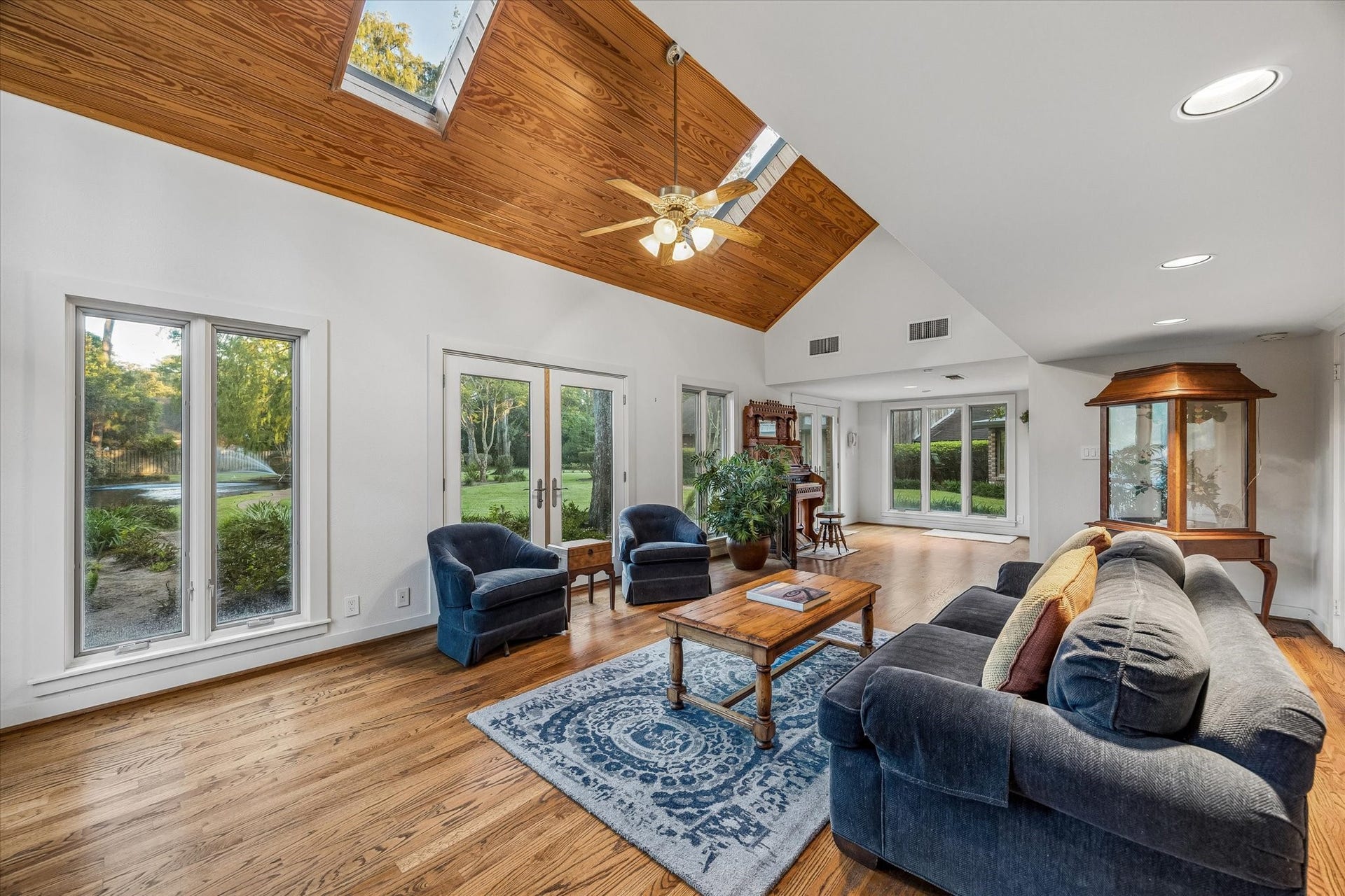 24 W Rivercrest Drive, Houston, TX 77042 24 W Rivercrest Drive, Houston, TX 77042