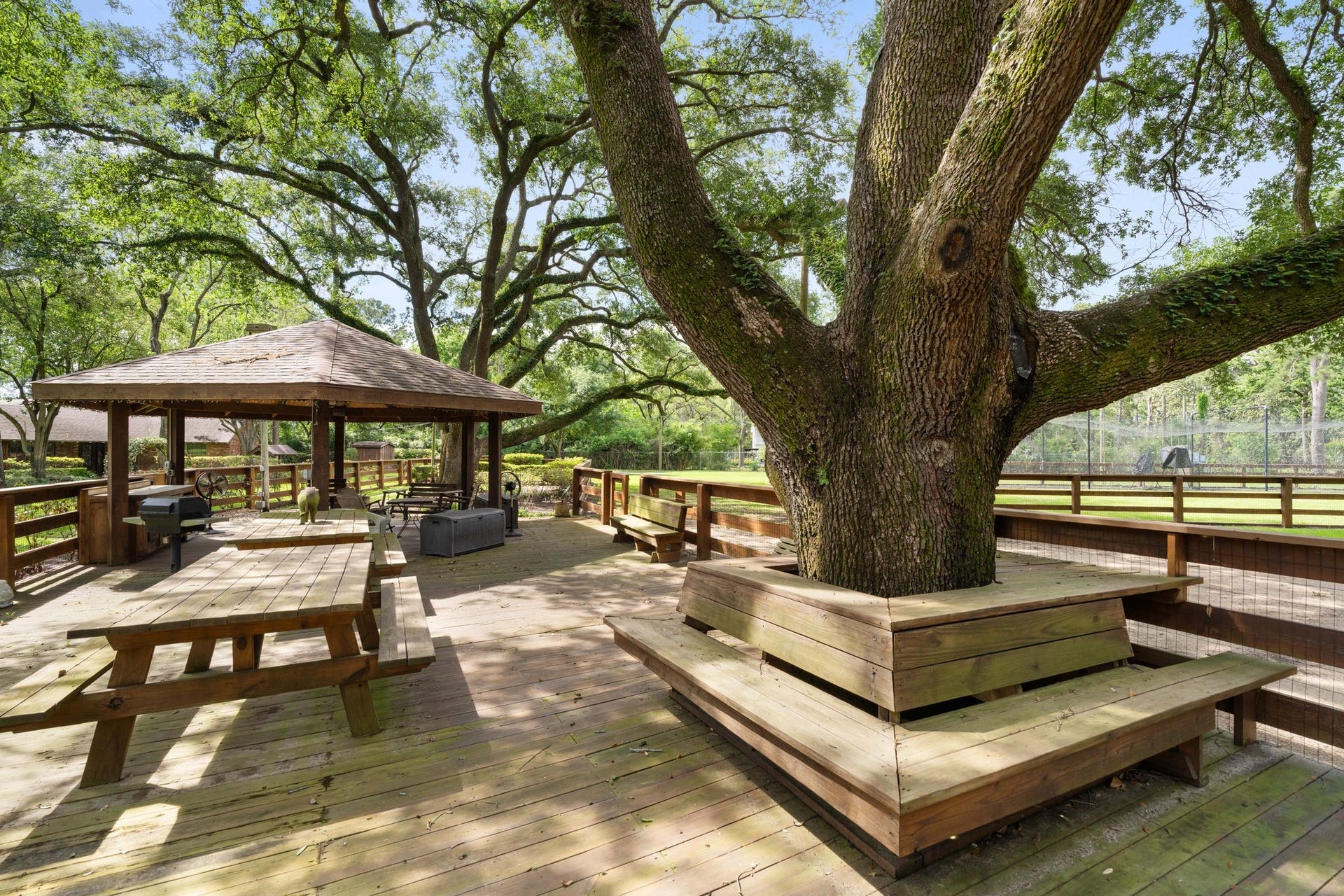 24 W Rivercrest Drive, Houston, TX 77042 24 W Rivercrest Drive, Houston, TX 77042