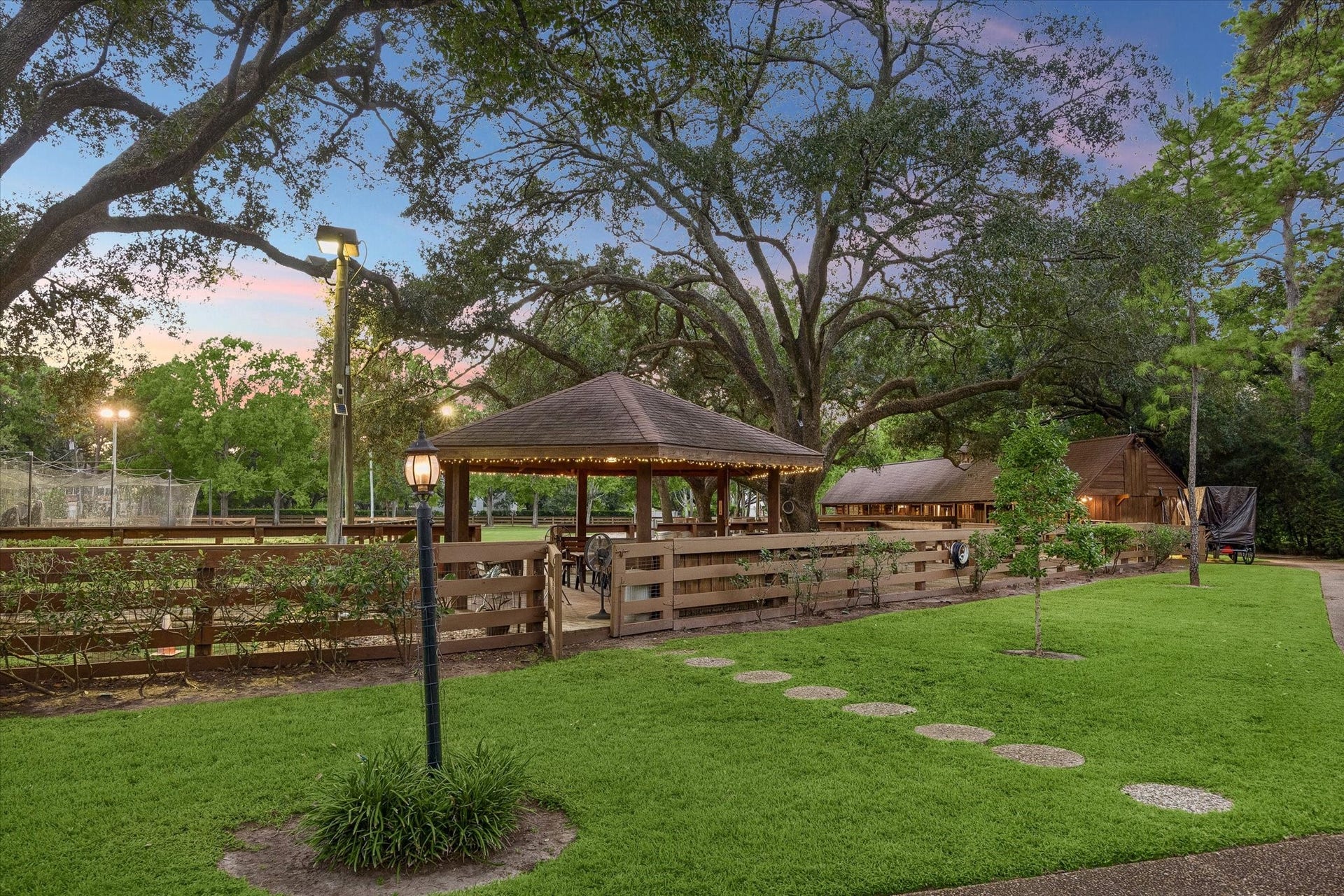 24 W Rivercrest Drive, Houston, TX 77042 24 W Rivercrest Drive, Houston, TX 77042