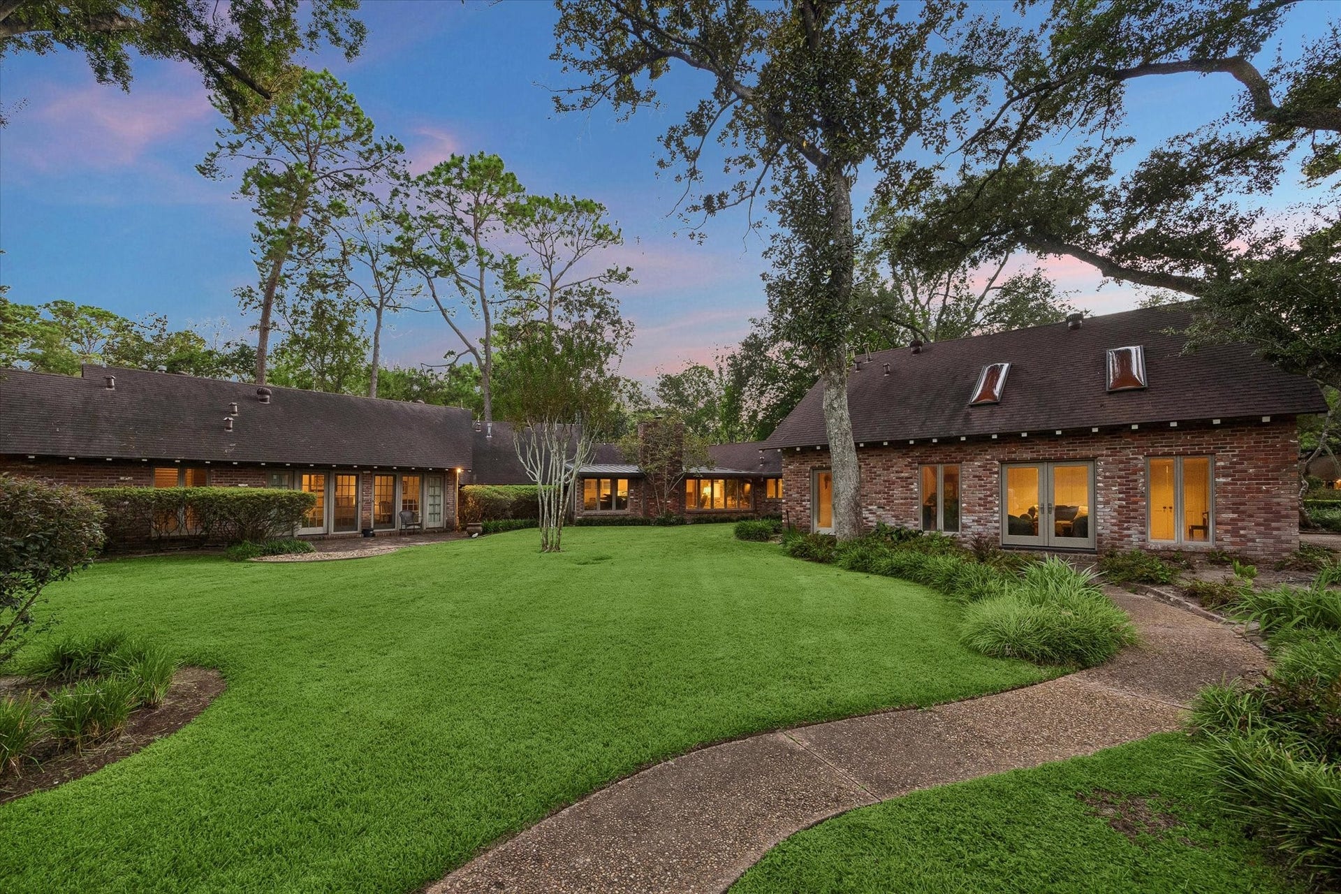 24 W Rivercrest Drive, Houston, TX 77042 24 W Rivercrest Drive, Houston, TX 77042